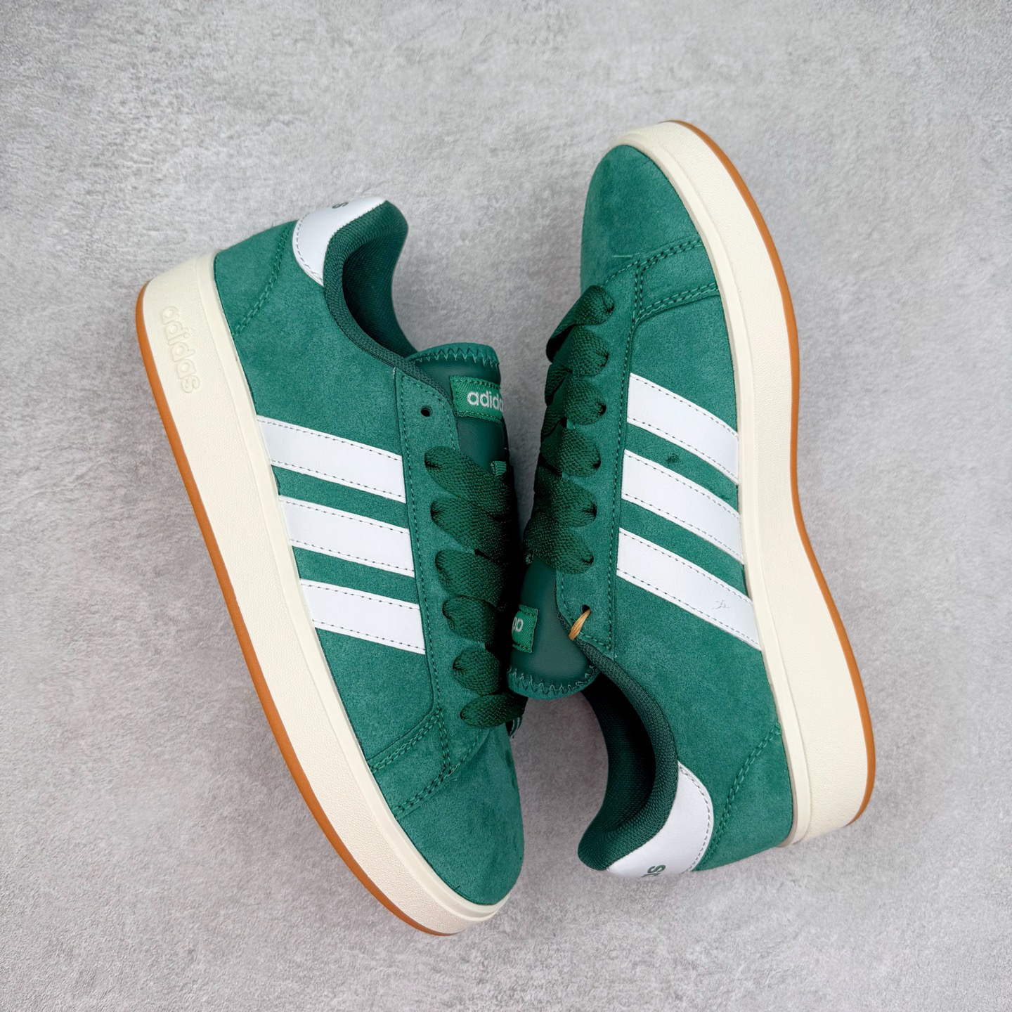 图片[3]-ADGRAND COURT ALPHA 三叶草休闲复古运动板鞋 经典侧面三道杠和鞋舌三道杠的标示彰显其身份 承载青春情怀的板鞋 品牌辨识度清晰 舒适百搭防滑耐磨 尺码：36 36.5 37.5 38 38.5 39 40 40.5 41 42 42.5 43 44 44.5 45-选品中心