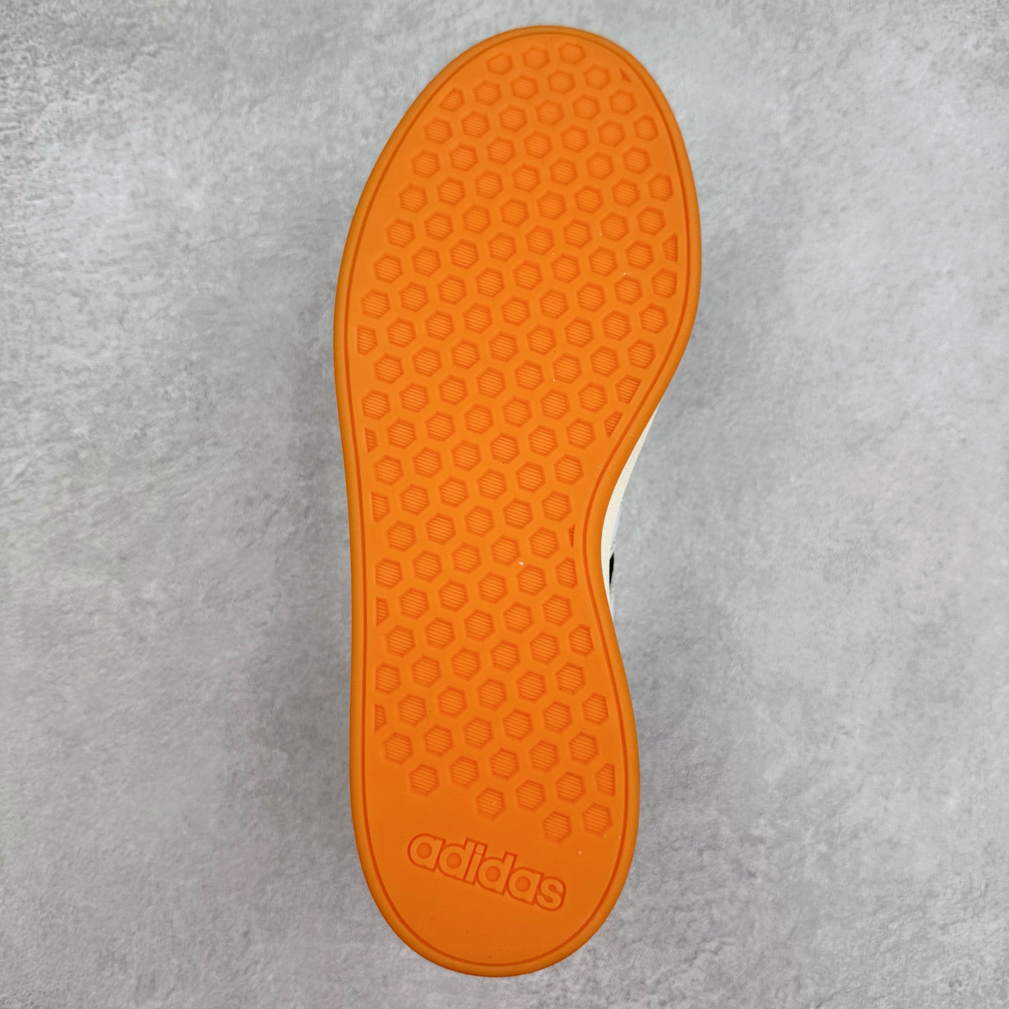 图片[9]-ADGRAND COURT ALPHA 三叶草休闲复古运动板鞋 经典侧面三道杠和鞋舌三道杠的标示彰显其身份 承载青春情怀的板鞋 品牌辨识度清晰 舒适百搭防滑耐磨 尺码：36 36.5 37.5 38 38.5 39 40 40.5 41 42 42.5 43 44 44.5 45-选品中心