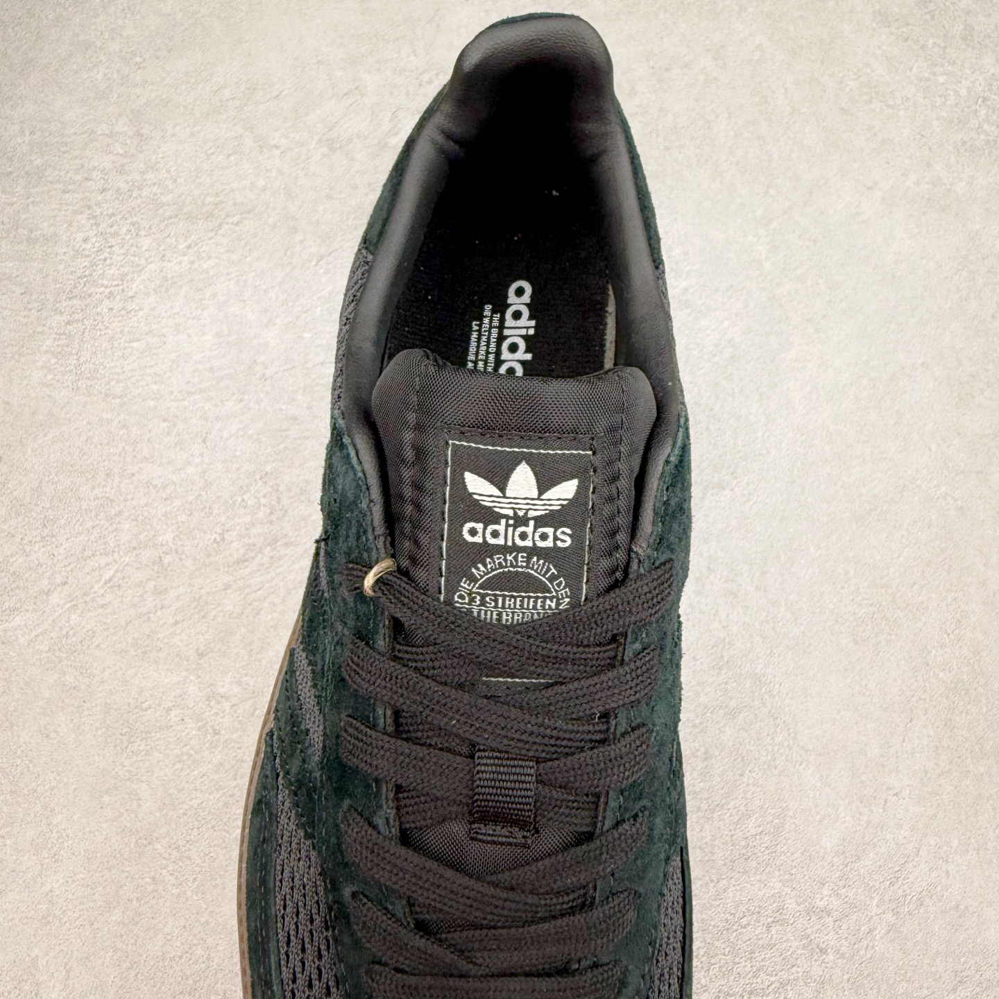 图片[5]-AD Original Samba OG 复古经典轻便板鞋 KK3530 这款桑巴鞋展示了高质量的工艺 带有装饰的超锁缝制和无缝的手感 柔软、柔软的皮革造型和标志性的3条纹完成了精致的外观 正规合身鞋带 鞋面上有绒面鞋垫 橡胶鞋底 享受正畸套筒软感 自50年代首次亮相以来就一直在赢得粉丝的青睐 尺码：36 36.5 37.5 38 38.5 39 40 40.5 41 42 42.5 43 44 44.5 45-选品中心