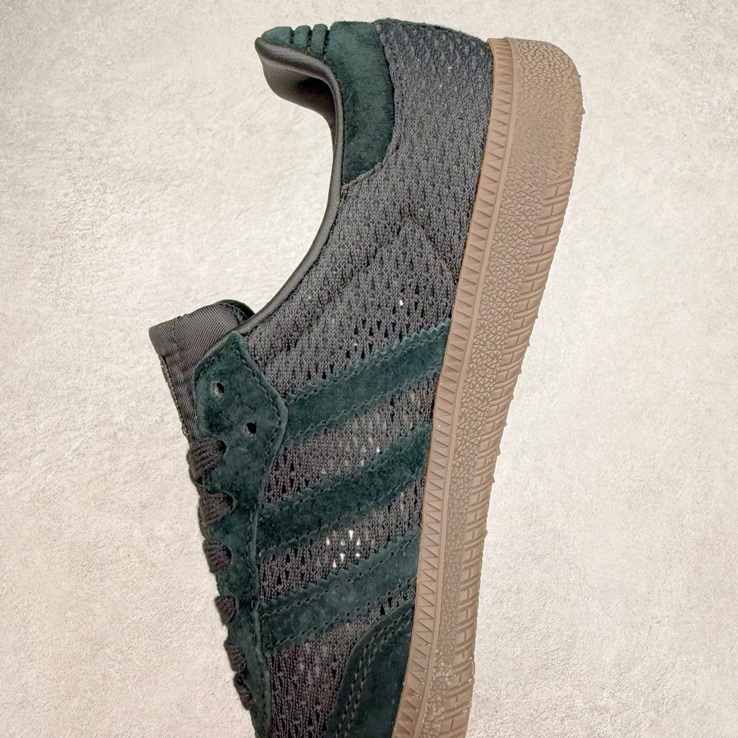 图片[7]-AD Original Samba OG 复古经典轻便板鞋 KK3530 这款桑巴鞋展示了高质量的工艺 带有装饰的超锁缝制和无缝的手感 柔软、柔软的皮革造型和标志性的3条纹完成了精致的外观 正规合身鞋带 鞋面上有绒面鞋垫 橡胶鞋底 享受正畸套筒软感 自50年代首次亮相以来就一直在赢得粉丝的青睐 尺码：36 36.5 37.5 38 38.5 39 40 40.5 41 42 42.5 43 44 44.5 45-选品中心