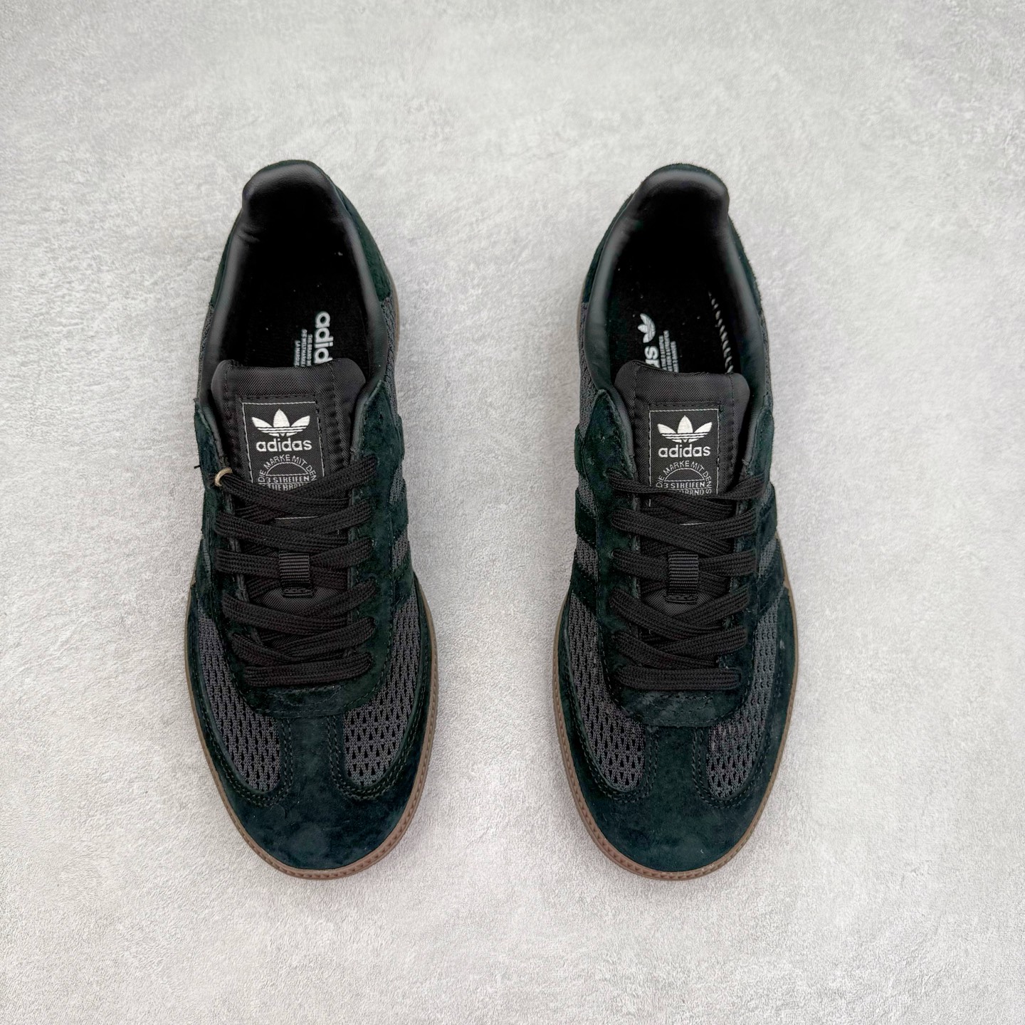 图片[2]-AD Original Samba OG 复古经典轻便板鞋 KK3530 这款桑巴鞋展示了高质量的工艺 带有装饰的超锁缝制和无缝的手感 柔软、柔软的皮革造型和标志性的3条纹完成了精致的外观 正规合身鞋带 鞋面上有绒面鞋垫 橡胶鞋底 享受正畸套筒软感 自50年代首次亮相以来就一直在赢得粉丝的青睐 尺码：36 36.5 37.5 38 38.5 39 40 40.5 41 42 42.5 43 44 44.5 45-选品中心