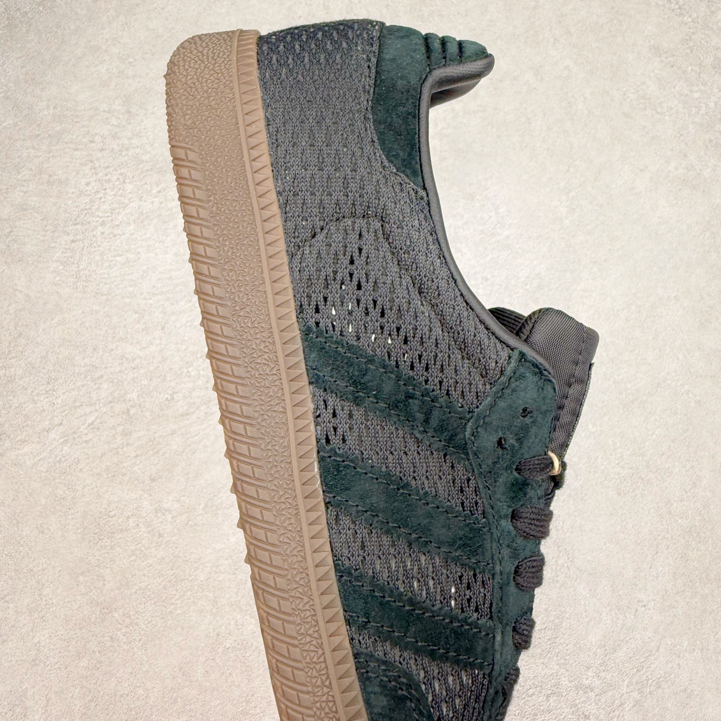 图片[6]-AD Original Samba OG 复古经典轻便板鞋 KK3530 这款桑巴鞋展示了高质量的工艺 带有装饰的超锁缝制和无缝的手感 柔软、柔软的皮革造型和标志性的3条纹完成了精致的外观 正规合身鞋带 鞋面上有绒面鞋垫 橡胶鞋底 享受正畸套筒软感 自50年代首次亮相以来就一直在赢得粉丝的青睐 尺码：36 36.5 37.5 38 38.5 39 40 40.5 41 42 42.5 43 44 44.5 45-选品中心