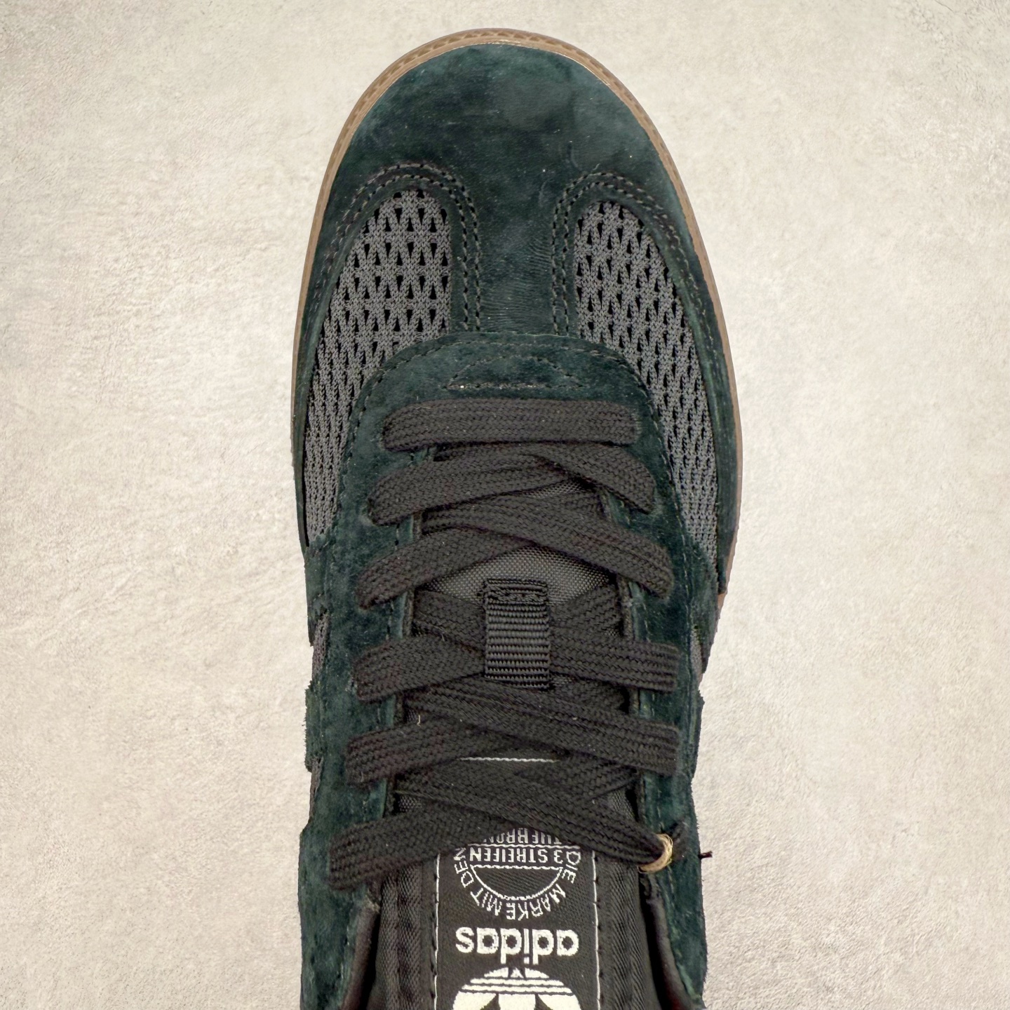 图片[4]-AD Original Samba OG 复古经典轻便板鞋 KK3530 这款桑巴鞋展示了高质量的工艺 带有装饰的超锁缝制和无缝的手感 柔软、柔软的皮革造型和标志性的3条纹完成了精致的外观 正规合身鞋带 鞋面上有绒面鞋垫 橡胶鞋底 享受正畸套筒软感 自50年代首次亮相以来就一直在赢得粉丝的青睐 尺码：36 36.5 37.5 38 38.5 39 40 40.5 41 42 42.5 43 44 44.5 45-选品中心