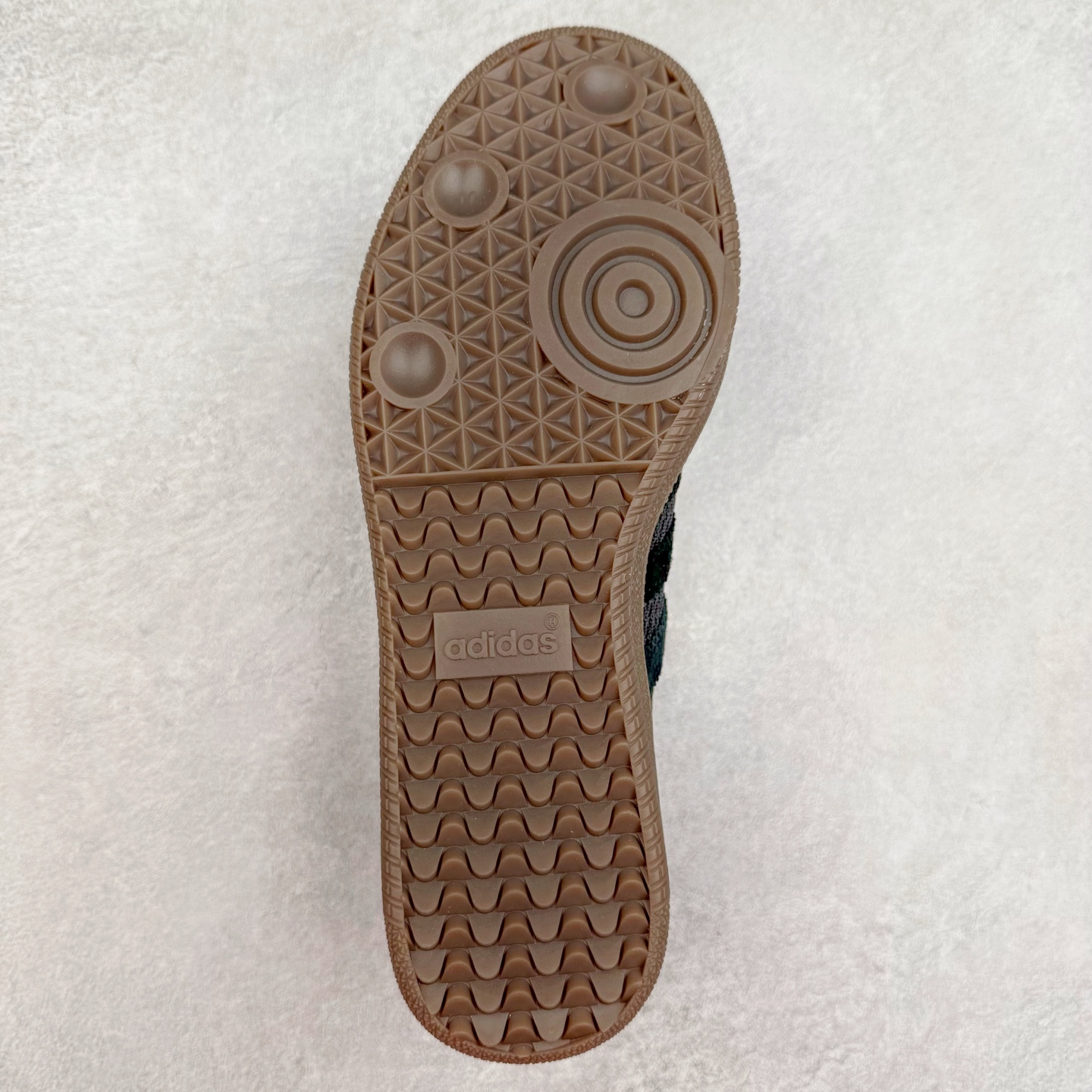 图片[9]-AD Original Samba OG 复古经典轻便板鞋 KK3530 这款桑巴鞋展示了高质量的工艺 带有装饰的超锁缝制和无缝的手感 柔软、柔软的皮革造型和标志性的3条纹完成了精致的外观 正规合身鞋带 鞋面上有绒面鞋垫 橡胶鞋底 享受正畸套筒软感 自50年代首次亮相以来就一直在赢得粉丝的青睐 尺码：36 36.5 37.5 38 38.5 39 40 40.5 41 42 42.5 43 44 44.5 45-选品中心