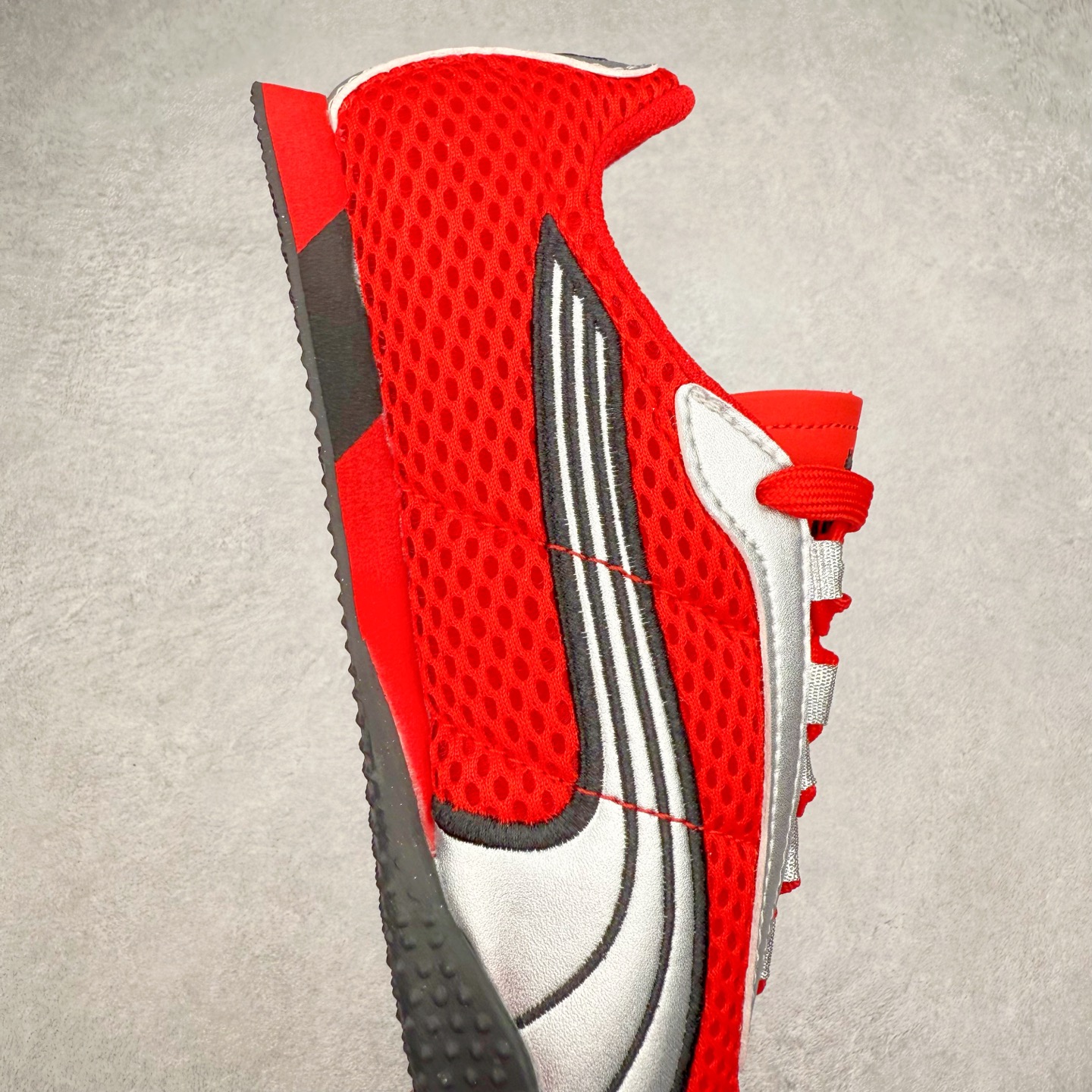 图片[6]-＃TG特价福利 PUMA Speedca OG 彪马极速赛车系列低帮德训风拼接复古百搭休闲运动赛车鞋 鞋款从80、90年代赛车手所穿的防火赛车鞋为原型，鞋身线条模仿了赛车的流线廓形，体现了空气动力学原理的结构。简约流畅的外观，恰好又和贯穿其中的Formstrip Logo融合恰到好处，视觉上细节丰富且协调。本次Speedcat OG鞋款归来，最大看点自然式保留了窄版鞋型以及薄底构造。这两年各品牌鞋底越做越厚，Speedcat反其道而行之，上脚几乎无鞋底的效果带来耳目一新的视觉体验。鞋面依旧是以质感细腻的麂皮材质打造，并且大面积近乎全包裹的使用，复古味道也愈发浓烈。配色上更是将最原始的黑色和红色带回，向F1赛车队的标志性队服致敬。相信让各位一眼种草的更多是出挑的大红色，上脚即可瞬间点亮整体造型，在以球鞋为核心的OOTD中脱颖而出。而另一款黑色则是低调的万金油，彰显新潮个性的同时又不喧宾夺主，也是热爱简约系穿搭朋友的首选。 尺码：35.5 36 37 37.5 38 38.5 39 40 40.5 41 42 42.5 43 44 44.5 45-选品中心