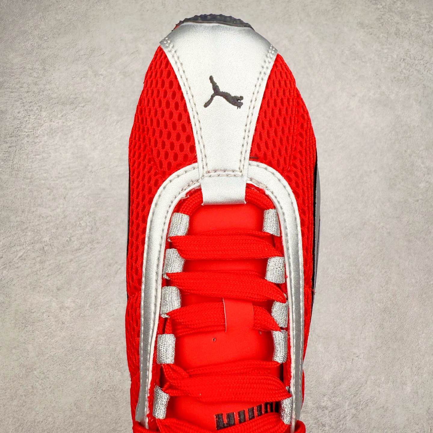 图片[4]-＃TG特价福利 PUMA Speedca OG 彪马极速赛车系列低帮德训风拼接复古百搭休闲运动赛车鞋 鞋款从80、90年代赛车手所穿的防火赛车鞋为原型，鞋身线条模仿了赛车的流线廓形，体现了空气动力学原理的结构。简约流畅的外观，恰好又和贯穿其中的Formstrip Logo融合恰到好处，视觉上细节丰富且协调。本次Speedcat OG鞋款归来，最大看点自然式保留了窄版鞋型以及薄底构造。这两年各品牌鞋底越做越厚，Speedcat反其道而行之，上脚几乎无鞋底的效果带来耳目一新的视觉体验。鞋面依旧是以质感细腻的麂皮材质打造，并且大面积近乎全包裹的使用，复古味道也愈发浓烈。配色上更是将最原始的黑色和红色带回，向F1赛车队的标志性队服致敬。相信让各位一眼种草的更多是出挑的大红色，上脚即可瞬间点亮整体造型，在以球鞋为核心的OOTD中脱颖而出。而另一款黑色则是低调的万金油，彰显新潮个性的同时又不喧宾夺主，也是热爱简约系穿搭朋友的首选。 尺码：35.5 36 37 37.5 38 38.5 39 40 40.5 41 42 42.5 43 44 44.5 45-选品中心