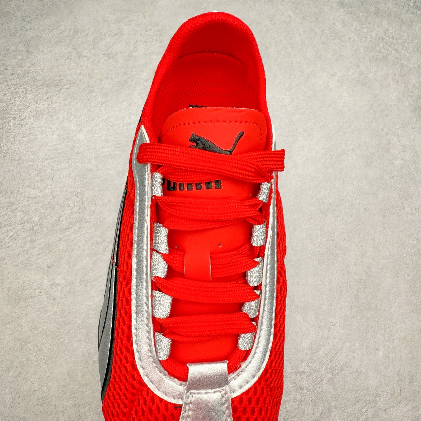 图片[5]-＃TG特价福利 PUMA Speedca OG 彪马极速赛车系列低帮德训风拼接复古百搭休闲运动赛车鞋 鞋款从80、90年代赛车手所穿的防火赛车鞋为原型，鞋身线条模仿了赛车的流线廓形，体现了空气动力学原理的结构。简约流畅的外观，恰好又和贯穿其中的Formstrip Logo融合恰到好处，视觉上细节丰富且协调。本次Speedcat OG鞋款归来，最大看点自然式保留了窄版鞋型以及薄底构造。这两年各品牌鞋底越做越厚，Speedcat反其道而行之，上脚几乎无鞋底的效果带来耳目一新的视觉体验。鞋面依旧是以质感细腻的麂皮材质打造，并且大面积近乎全包裹的使用，复古味道也愈发浓烈。配色上更是将最原始的黑色和红色带回，向F1赛车队的标志性队服致敬。相信让各位一眼种草的更多是出挑的大红色，上脚即可瞬间点亮整体造型，在以球鞋为核心的OOTD中脱颖而出。而另一款黑色则是低调的万金油，彰显新潮个性的同时又不喧宾夺主，也是热爱简约系穿搭朋友的首选。 尺码：35.5 36 37 37.5 38 38.5 39 40 40.5 41 42 42.5 43 44 44.5 45-选品中心