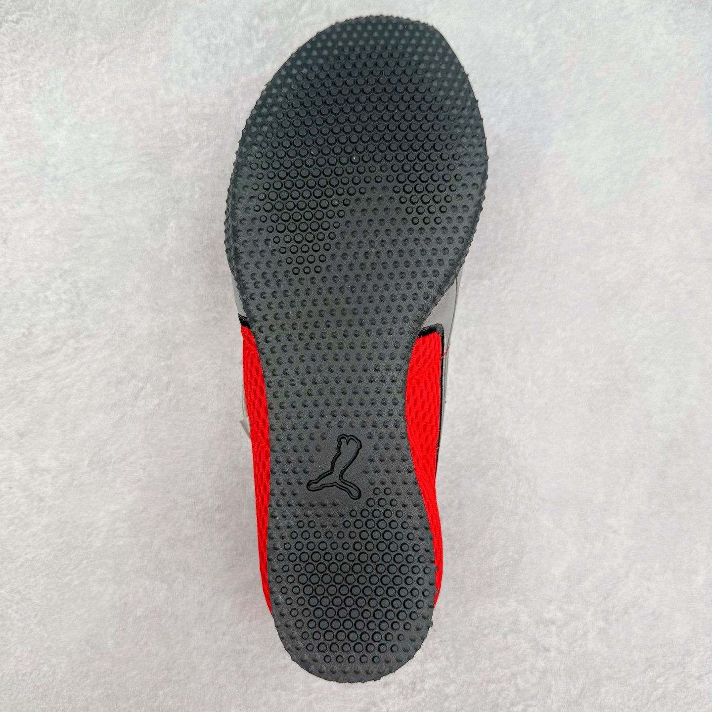 图片[9]-＃TG特价福利 PUMA Speedca OG 彪马极速赛车系列低帮德训风拼接复古百搭休闲运动赛车鞋 鞋款从80、90年代赛车手所穿的防火赛车鞋为原型，鞋身线条模仿了赛车的流线廓形，体现了空气动力学原理的结构。简约流畅的外观，恰好又和贯穿其中的Formstrip Logo融合恰到好处，视觉上细节丰富且协调。本次Speedcat OG鞋款归来，最大看点自然式保留了窄版鞋型以及薄底构造。这两年各品牌鞋底越做越厚，Speedcat反其道而行之，上脚几乎无鞋底的效果带来耳目一新的视觉体验。鞋面依旧是以质感细腻的麂皮材质打造，并且大面积近乎全包裹的使用，复古味道也愈发浓烈。配色上更是将最原始的黑色和红色带回，向F1赛车队的标志性队服致敬。相信让各位一眼种草的更多是出挑的大红色，上脚即可瞬间点亮整体造型，在以球鞋为核心的OOTD中脱颖而出。而另一款黑色则是低调的万金油，彰显新潮个性的同时又不喧宾夺主，也是热爱简约系穿搭朋友的首选。 尺码：35.5 36 37 37.5 38 38.5 39 40 40.5 41 42 42.5 43 44 44.5 45-选品中心