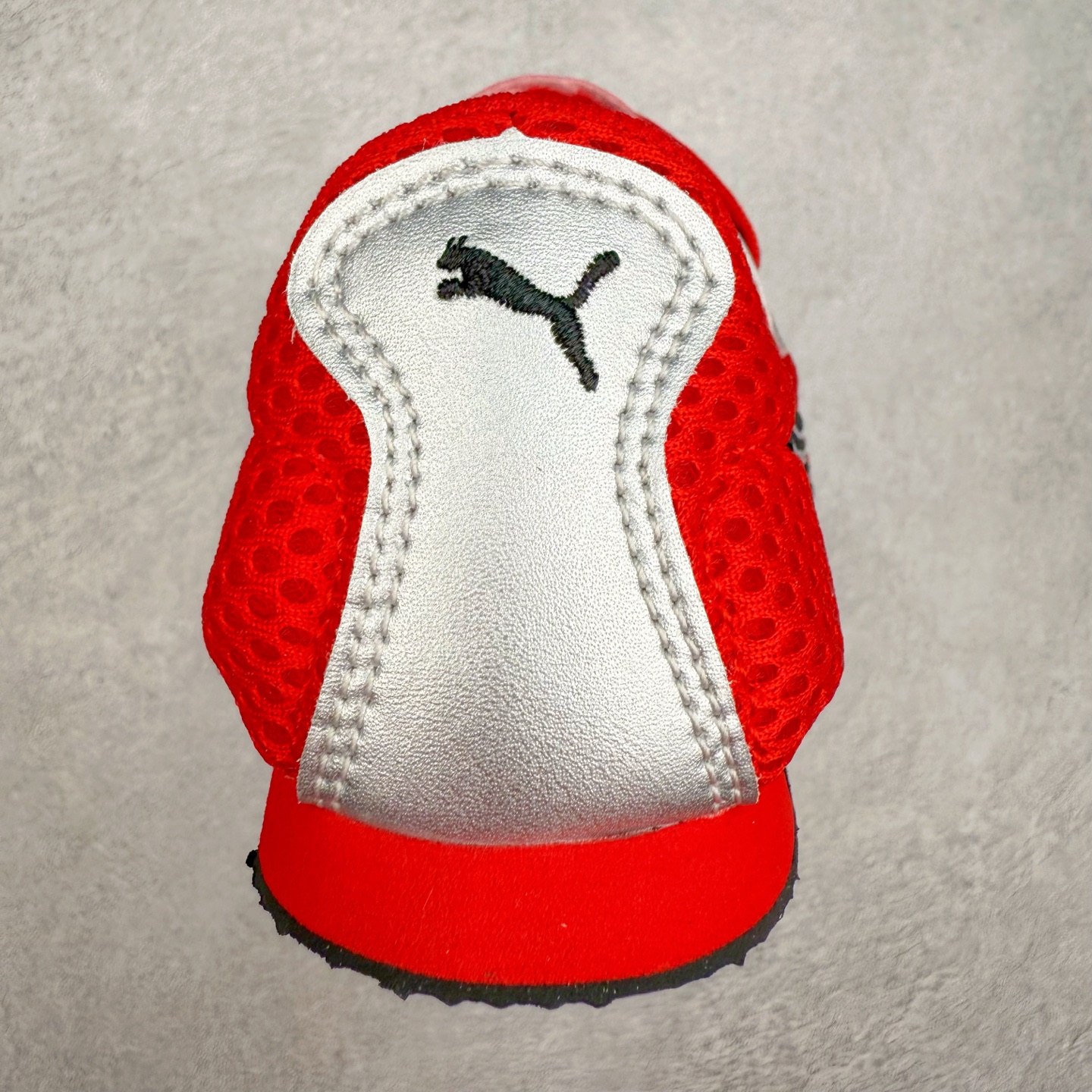 图片[8]-＃TG特价福利 PUMA Speedca OG 彪马极速赛车系列低帮德训风拼接复古百搭休闲运动赛车鞋 鞋款从80、90年代赛车手所穿的防火赛车鞋为原型，鞋身线条模仿了赛车的流线廓形，体现了空气动力学原理的结构。简约流畅的外观，恰好又和贯穿其中的Formstrip Logo融合恰到好处，视觉上细节丰富且协调。本次Speedcat OG鞋款归来，最大看点自然式保留了窄版鞋型以及薄底构造。这两年各品牌鞋底越做越厚，Speedcat反其道而行之，上脚几乎无鞋底的效果带来耳目一新的视觉体验。鞋面依旧是以质感细腻的麂皮材质打造，并且大面积近乎全包裹的使用，复古味道也愈发浓烈。配色上更是将最原始的黑色和红色带回，向F1赛车队的标志性队服致敬。相信让各位一眼种草的更多是出挑的大红色，上脚即可瞬间点亮整体造型，在以球鞋为核心的OOTD中脱颖而出。而另一款黑色则是低调的万金油，彰显新潮个性的同时又不喧宾夺主，也是热爱简约系穿搭朋友的首选。 尺码：35.5 36 37 37.5 38 38.5 39 40 40.5 41 42 42.5 43 44 44.5 45-选品中心