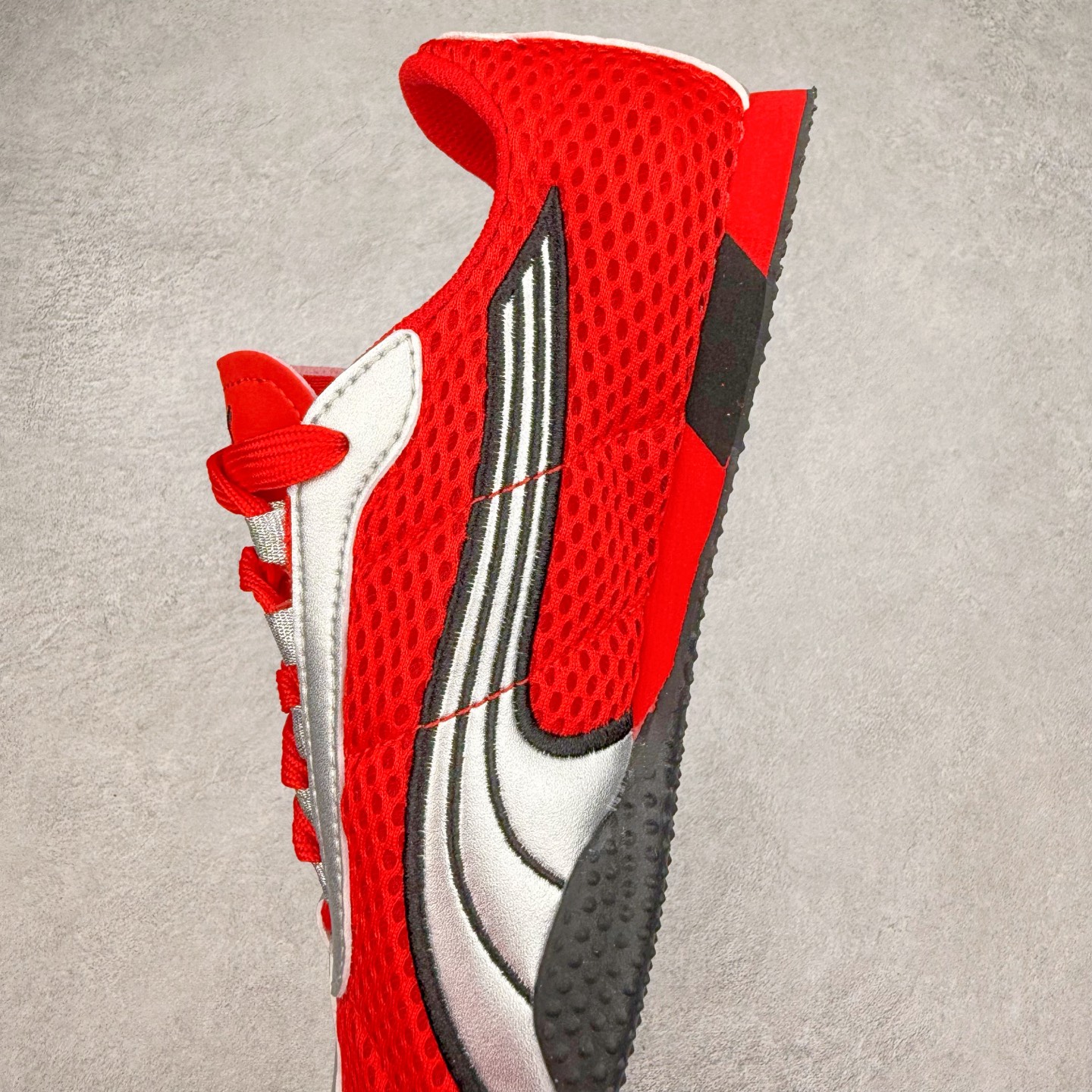 图片[7]-＃TG特价福利 PUMA Speedca OG 彪马极速赛车系列低帮德训风拼接复古百搭休闲运动赛车鞋 鞋款从80、90年代赛车手所穿的防火赛车鞋为原型，鞋身线条模仿了赛车的流线廓形，体现了空气动力学原理的结构。简约流畅的外观，恰好又和贯穿其中的Formstrip Logo融合恰到好处，视觉上细节丰富且协调。本次Speedcat OG鞋款归来，最大看点自然式保留了窄版鞋型以及薄底构造。这两年各品牌鞋底越做越厚，Speedcat反其道而行之，上脚几乎无鞋底的效果带来耳目一新的视觉体验。鞋面依旧是以质感细腻的麂皮材质打造，并且大面积近乎全包裹的使用，复古味道也愈发浓烈。配色上更是将最原始的黑色和红色带回，向F1赛车队的标志性队服致敬。相信让各位一眼种草的更多是出挑的大红色，上脚即可瞬间点亮整体造型，在以球鞋为核心的OOTD中脱颖而出。而另一款黑色则是低调的万金油，彰显新潮个性的同时又不喧宾夺主，也是热爱简约系穿搭朋友的首选。 尺码：35.5 36 37 37.5 38 38.5 39 40 40.5 41 42 42.5 43 44 44.5 45-选品中心