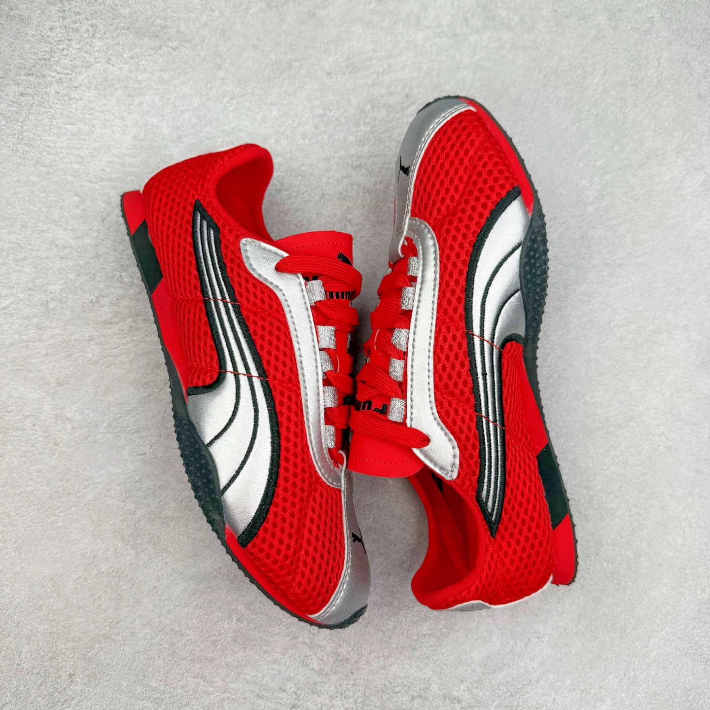 图片[3]-＃TG特价福利 PUMA Speedca OG 彪马极速赛车系列低帮德训风拼接复古百搭休闲运动赛车鞋 鞋款从80、90年代赛车手所穿的防火赛车鞋为原型，鞋身线条模仿了赛车的流线廓形，体现了空气动力学原理的结构。简约流畅的外观，恰好又和贯穿其中的Formstrip Logo融合恰到好处，视觉上细节丰富且协调。本次Speedcat OG鞋款归来，最大看点自然式保留了窄版鞋型以及薄底构造。这两年各品牌鞋底越做越厚，Speedcat反其道而行之，上脚几乎无鞋底的效果带来耳目一新的视觉体验。鞋面依旧是以质感细腻的麂皮材质打造，并且大面积近乎全包裹的使用，复古味道也愈发浓烈。配色上更是将最原始的黑色和红色带回，向F1赛车队的标志性队服致敬。相信让各位一眼种草的更多是出挑的大红色，上脚即可瞬间点亮整体造型，在以球鞋为核心的OOTD中脱颖而出。而另一款黑色则是低调的万金油，彰显新潮个性的同时又不喧宾夺主，也是热爱简约系穿搭朋友的首选。 尺码：35.5 36 37 37.5 38 38.5 39 40 40.5 41 42 42.5 43 44 44.5 45-选品中心