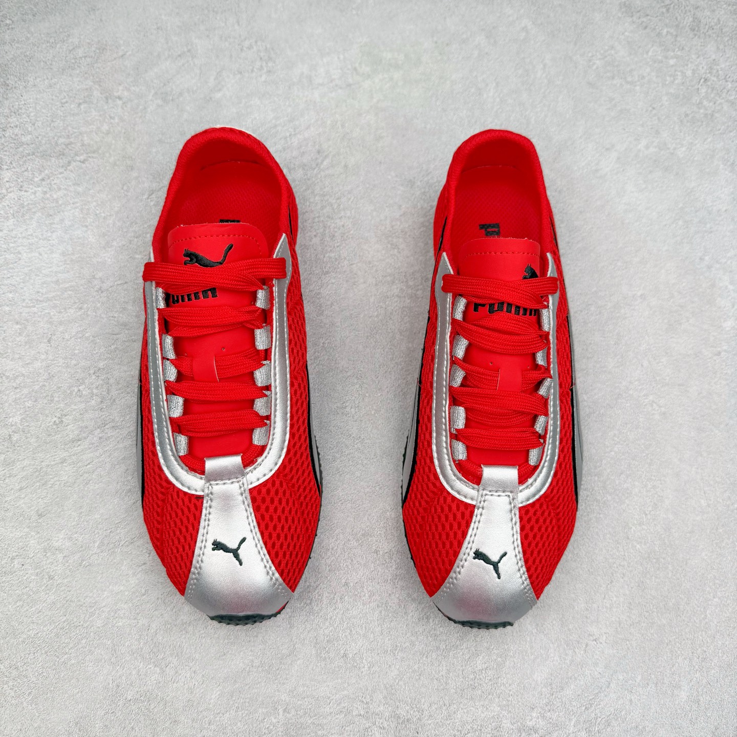 图片[2]-＃TG特价福利 PUMA Speedca OG 彪马极速赛车系列低帮德训风拼接复古百搭休闲运动赛车鞋 鞋款从80、90年代赛车手所穿的防火赛车鞋为原型，鞋身线条模仿了赛车的流线廓形，体现了空气动力学原理的结构。简约流畅的外观，恰好又和贯穿其中的Formstrip Logo融合恰到好处，视觉上细节丰富且协调。本次Speedcat OG鞋款归来，最大看点自然式保留了窄版鞋型以及薄底构造。这两年各品牌鞋底越做越厚，Speedcat反其道而行之，上脚几乎无鞋底的效果带来耳目一新的视觉体验。鞋面依旧是以质感细腻的麂皮材质打造，并且大面积近乎全包裹的使用，复古味道也愈发浓烈。配色上更是将最原始的黑色和红色带回，向F1赛车队的标志性队服致敬。相信让各位一眼种草的更多是出挑的大红色，上脚即可瞬间点亮整体造型，在以球鞋为核心的OOTD中脱颖而出。而另一款黑色则是低调的万金油，彰显新潮个性的同时又不喧宾夺主，也是热爱简约系穿搭朋友的首选。 尺码：35.5 36 37 37.5 38 38.5 39 40 40.5 41 42 42.5 43 44 44.5 45-选品中心