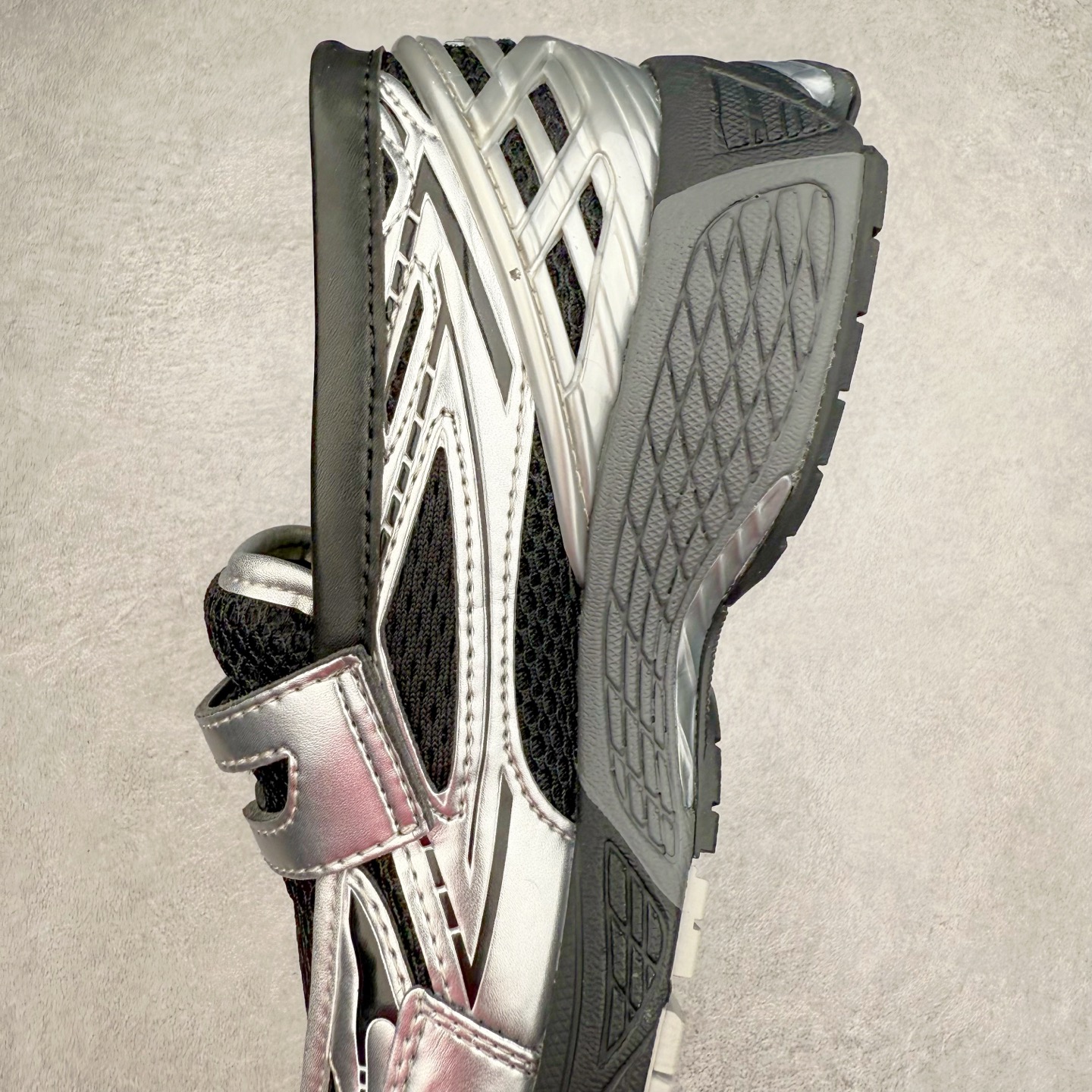 图片[7]-JUNYA WATANABE x New Balance NB 1906R 新百伦联名款舒适百搭防滑低帮生活休闲鞋乐福鞋 Junya Watanabe 和 New Balance 再次联手，推出了全新的合作款——1906 Loafer。这款跨越运动鞋与皮鞋界限的设计。设计将 New Balance 1906R 的技术与经典皮革便鞋的风格完美融合。厚实的鞋底与精致的漆皮鞋面，不仅保留了运动鞋的舒适感，还能轻松驾驭休闲与正式造型。一位国外鞋友对此鞋的评价颇具趣味：“这是开完重要会议后，立马开始 5K 长跑的理想鞋款。”-选品中心