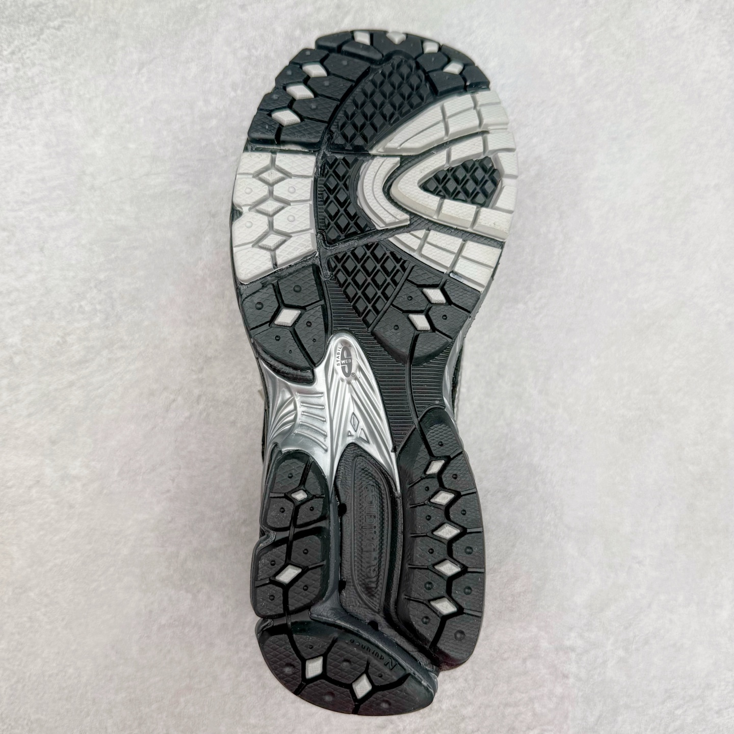 图片[9]-JUNYA WATANABE x New Balance NB 1906R 新百伦联名款舒适百搭防滑低帮生活休闲鞋乐福鞋 Junya Watanabe 和 New Balance 再次联手，推出了全新的合作款——1906 Loafer。这款跨越运动鞋与皮鞋界限的设计。设计将 New Balance 1906R 的技术与经典皮革便鞋的风格完美融合。厚实的鞋底与精致的漆皮鞋面，不仅保留了运动鞋的舒适感，还能轻松驾驭休闲与正式造型。一位国外鞋友对此鞋的评价颇具趣味：“这是开完重要会议后，立马开始 5K 长跑的理想鞋款。”-选品中心