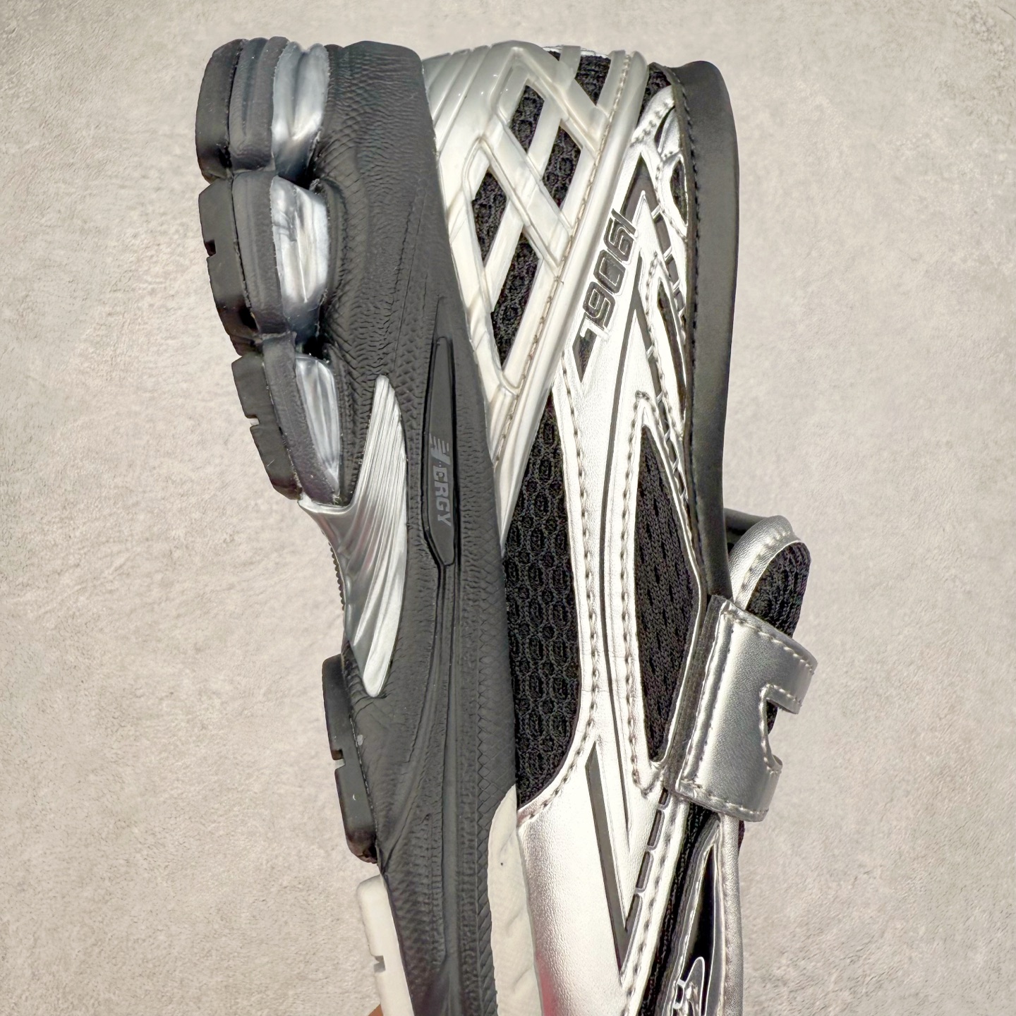 图片[6]-JUNYA WATANABE x New Balance NB 1906R 新百伦联名款舒适百搭防滑低帮生活休闲鞋乐福鞋 Junya Watanabe 和 New Balance 再次联手，推出了全新的合作款——1906 Loafer。这款跨越运动鞋与皮鞋界限的设计。设计将 New Balance 1906R 的技术与经典皮革便鞋的风格完美融合。厚实的鞋底与精致的漆皮鞋面，不仅保留了运动鞋的舒适感，还能轻松驾驭休闲与正式造型。一位国外鞋友对此鞋的评价颇具趣味：“这是开完重要会议后，立马开始 5K 长跑的理想鞋款。”-选品中心