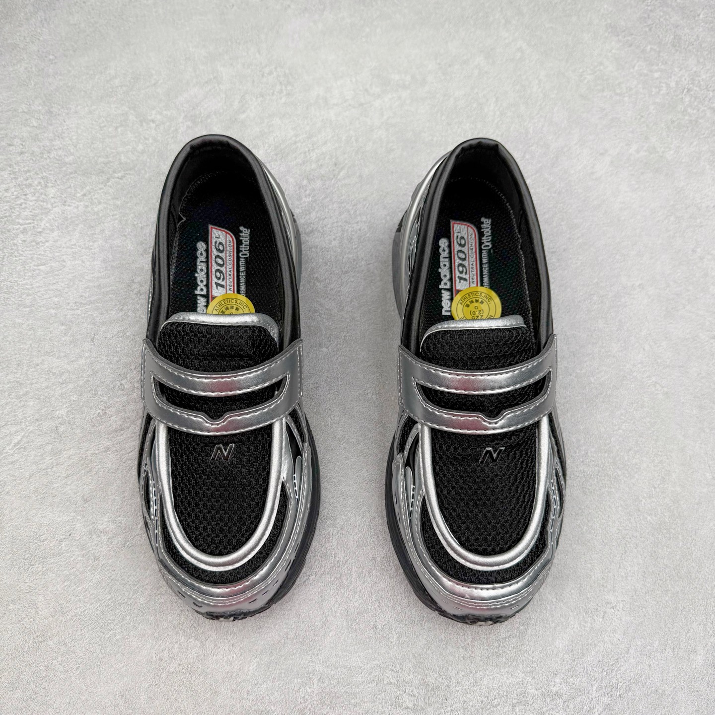 图片[2]-JUNYA WATANABE x New Balance NB 1906R 新百伦联名款舒适百搭防滑低帮生活休闲鞋乐福鞋 Junya Watanabe 和 New Balance 再次联手，推出了全新的合作款——1906 Loafer。这款跨越运动鞋与皮鞋界限的设计。设计将 New Balance 1906R 的技术与经典皮革便鞋的风格完美融合。厚实的鞋底与精致的漆皮鞋面，不仅保留了运动鞋的舒适感，还能轻松驾驭休闲与正式造型。一位国外鞋友对此鞋的评价颇具趣味：“这是开完重要会议后，立马开始 5K 长跑的理想鞋款。”-选品中心