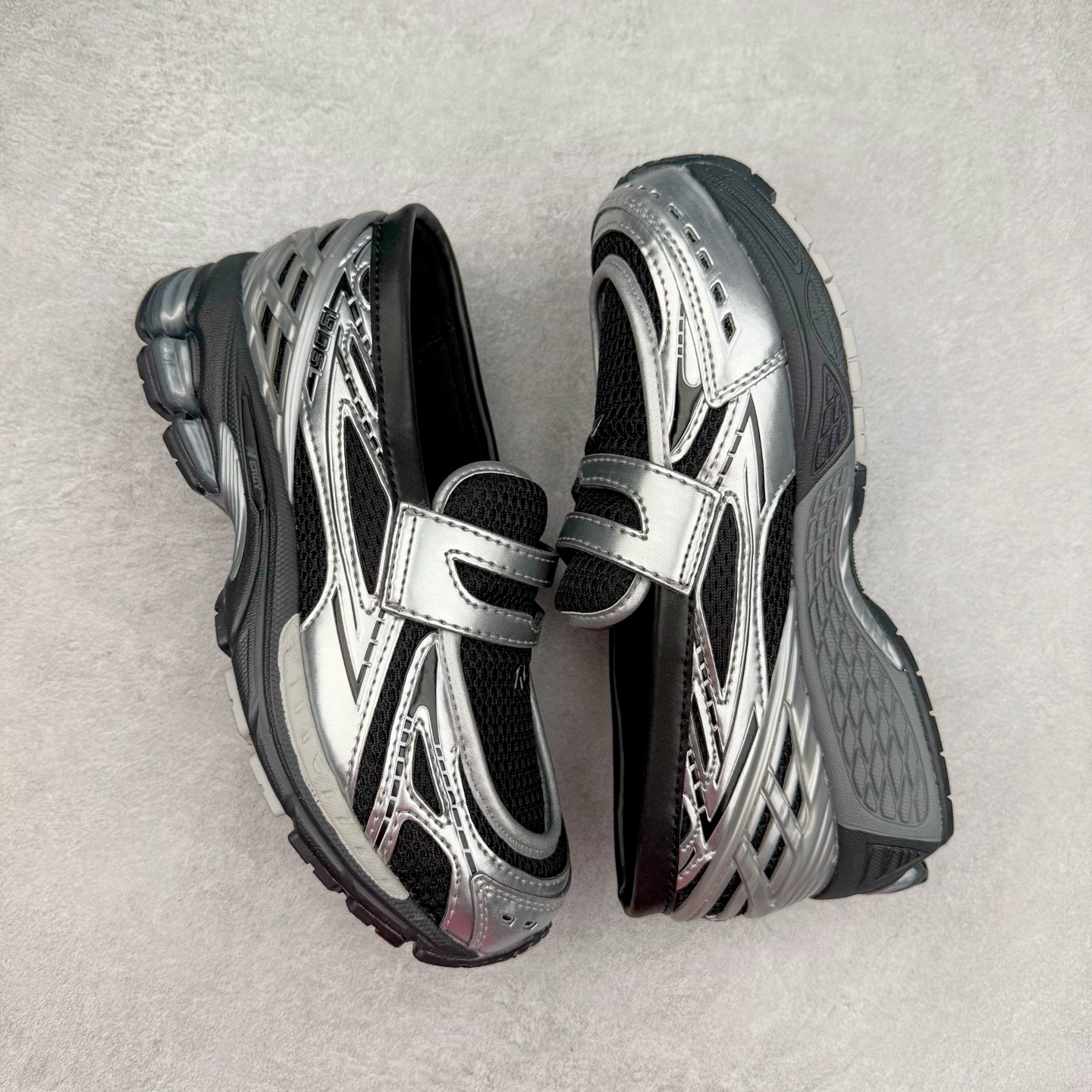 图片[3]-JUNYA WATANABE x New Balance NB 1906R 新百伦联名款舒适百搭防滑低帮生活休闲鞋乐福鞋 Junya Watanabe 和 New Balance 再次联手，推出了全新的合作款——1906 Loafer。这款跨越运动鞋与皮鞋界限的设计。设计将 New Balance 1906R 的技术与经典皮革便鞋的风格完美融合。厚实的鞋底与精致的漆皮鞋面，不仅保留了运动鞋的舒适感，还能轻松驾驭休闲与正式造型。一位国外鞋友对此鞋的评价颇具趣味：“这是开完重要会议后，立马开始 5K 长跑的理想鞋款。”-选品中心