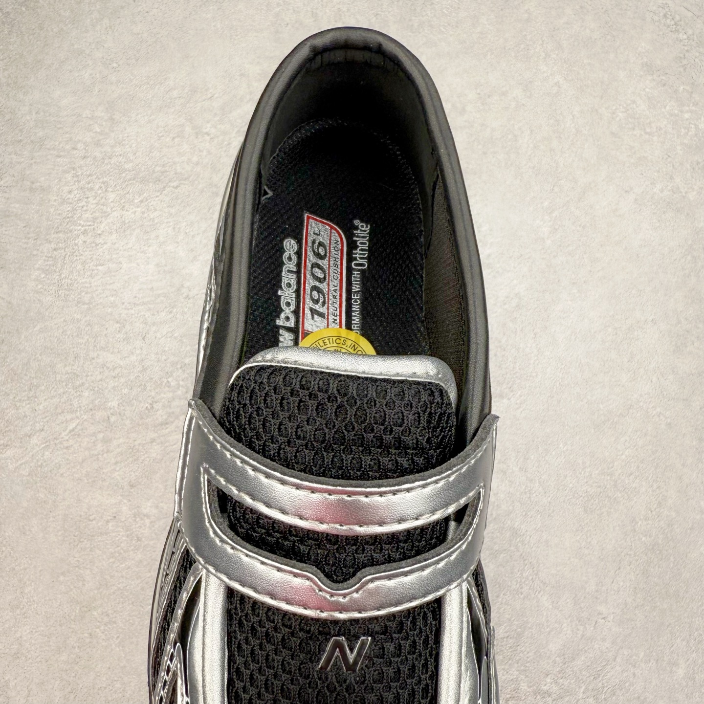 图片[5]-JUNYA WATANABE x New Balance NB 1906R 新百伦联名款舒适百搭防滑低帮生活休闲鞋乐福鞋 Junya Watanabe 和 New Balance 再次联手，推出了全新的合作款——1906 Loafer。这款跨越运动鞋与皮鞋界限的设计。设计将 New Balance 1906R 的技术与经典皮革便鞋的风格完美融合。厚实的鞋底与精致的漆皮鞋面，不仅保留了运动鞋的舒适感，还能轻松驾驭休闲与正式造型。一位国外鞋友对此鞋的评价颇具趣味：“这是开完重要会议后，立马开始 5K 长跑的理想鞋款。”-选品中心