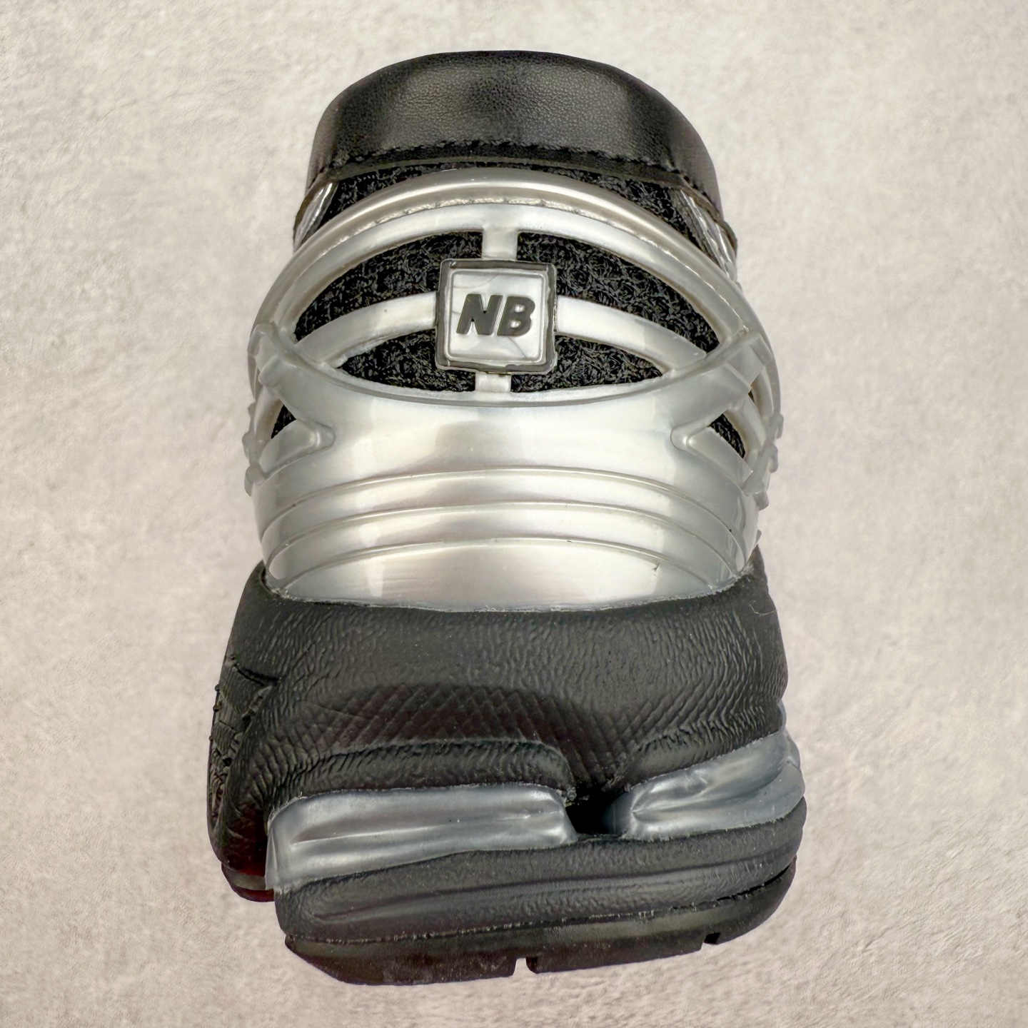 图片[8]-JUNYA WATANABE x New Balance NB 1906R 新百伦联名款舒适百搭防滑低帮生活休闲鞋乐福鞋 Junya Watanabe 和 New Balance 再次联手，推出了全新的合作款——1906 Loafer。这款跨越运动鞋与皮鞋界限的设计。设计将 New Balance 1906R 的技术与经典皮革便鞋的风格完美融合。厚实的鞋底与精致的漆皮鞋面，不仅保留了运动鞋的舒适感，还能轻松驾驭休闲与正式造型。一位国外鞋友对此鞋的评价颇具趣味：“这是开完重要会议后，立马开始 5K 长跑的理想鞋款。”-选品中心