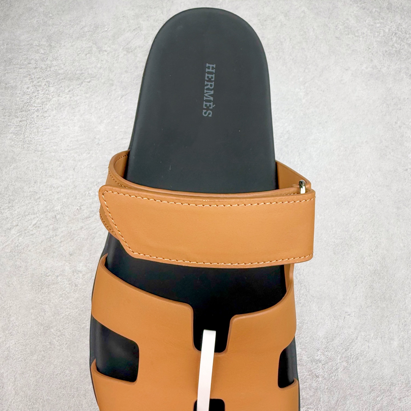 图片[5]-＃零售版 HERMES 爱马仕 Chypre 平底一字拖鞋 经典系列2025 最新经典款拖鞋 经典皮面/呢绒/牛津面 今年绝比小爆款系列 高端零售可主推款。原版一比一开发 专柜正品以发售 平台开始预售已上架，Zp 7000-10000+ 总计20个配色 首批3个配色已出货 大家放心选购 品质超赞👍 全鞋全真牛皮 私模独立开发原大底 市场独家 压花工艺 几乎接近一致 全套专柜一致包装。尺码：35 36 37 38 39 40 41 42 43 44 45 46-选品中心