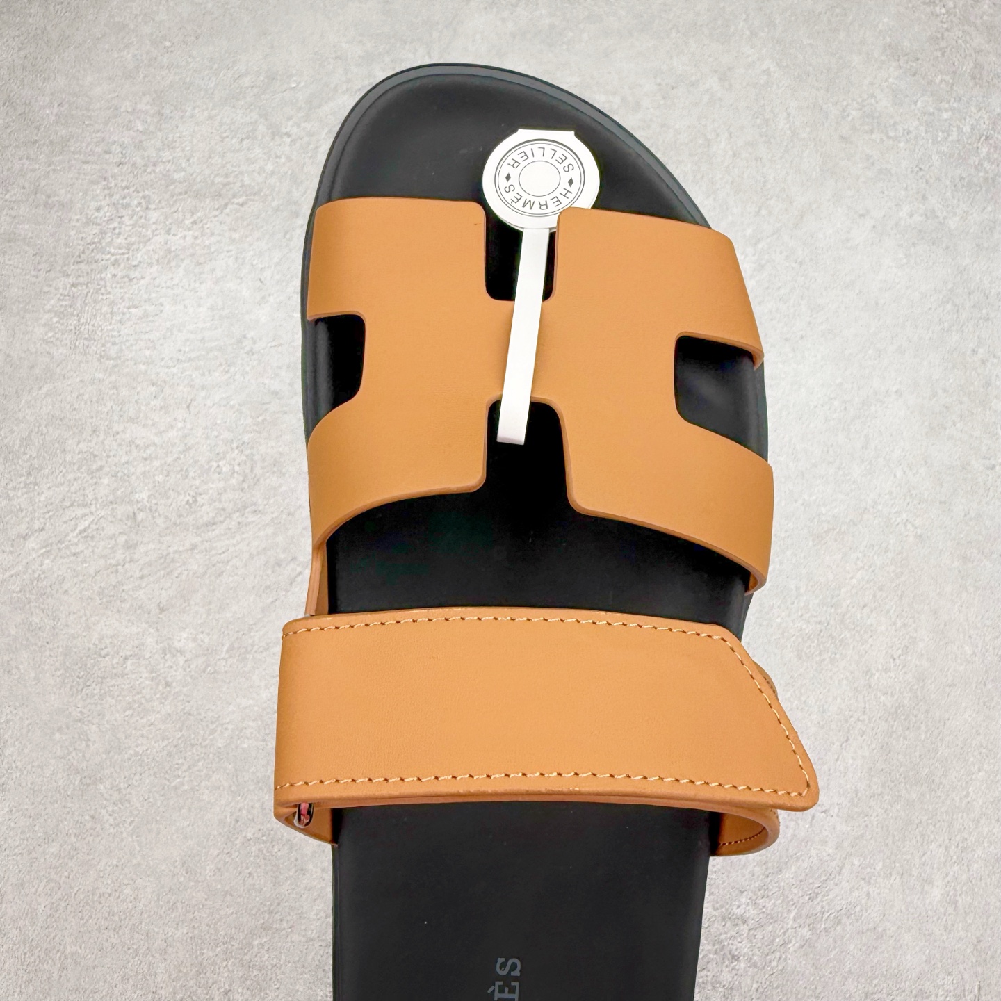 图片[4]-＃零售版 HERMES 爱马仕 Chypre 平底一字拖鞋 经典系列2025 最新经典款拖鞋 经典皮面/呢绒/牛津面 今年绝比小爆款系列 高端零售可主推款。原版一比一开发 专柜正品以发售 平台开始预售已上架，Zp 7000-10000+ 总计20个配色 首批3个配色已出货 大家放心选购 品质超赞👍 全鞋全真牛皮 私模独立开发原大底 市场独家 压花工艺 几乎接近一致 全套专柜一致包装。尺码：35 36 37 38 39 40 41 42 43 44 45 46-选品中心