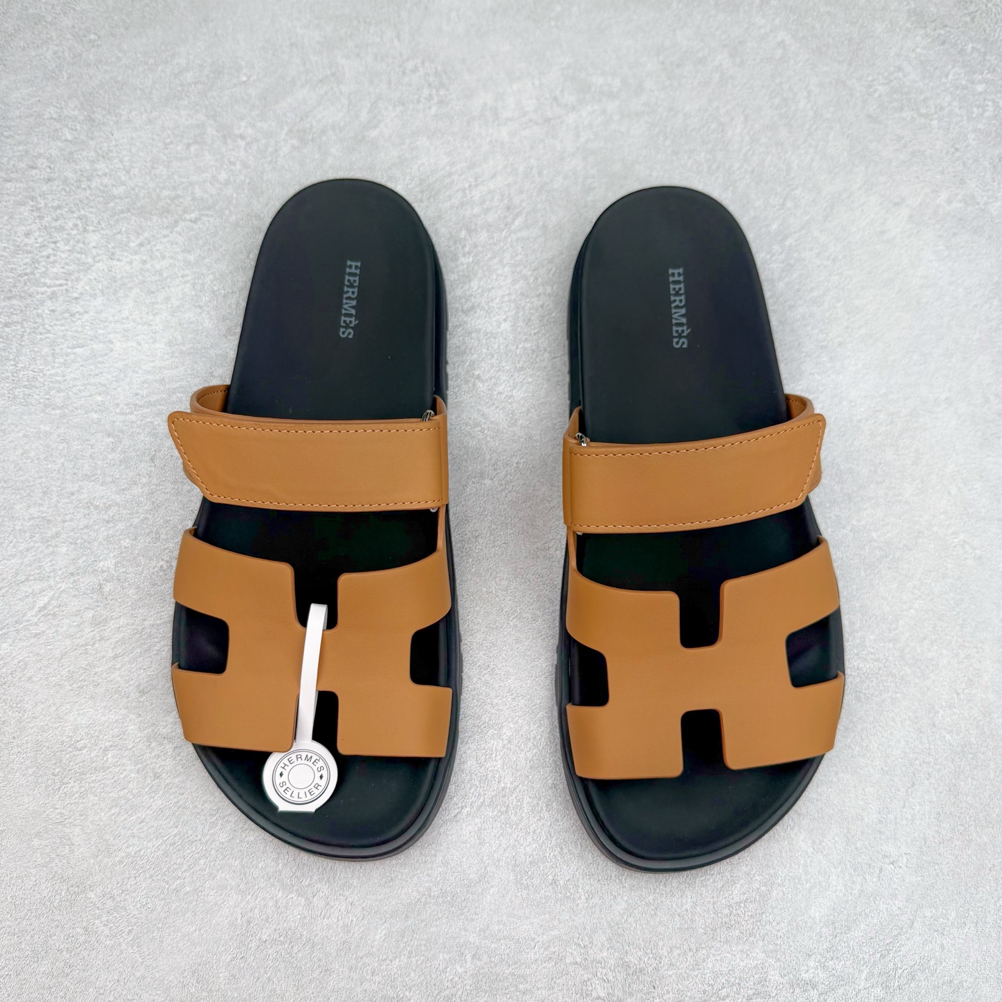 图片[2]-＃零售版 HERMES 爱马仕 Chypre 平底一字拖鞋 经典系列2025 最新经典款拖鞋 经典皮面/呢绒/牛津面 今年绝比小爆款系列 高端零售可主推款。原版一比一开发 专柜正品以发售 平台开始预售已上架，Zp 7000-10000+ 总计20个配色 首批3个配色已出货 大家放心选购 品质超赞👍 全鞋全真牛皮 私模独立开发原大底 市场独家 压花工艺 几乎接近一致 全套专柜一致包装。尺码：35 36 37 38 39 40 41 42 43 44 45 46-选品中心
