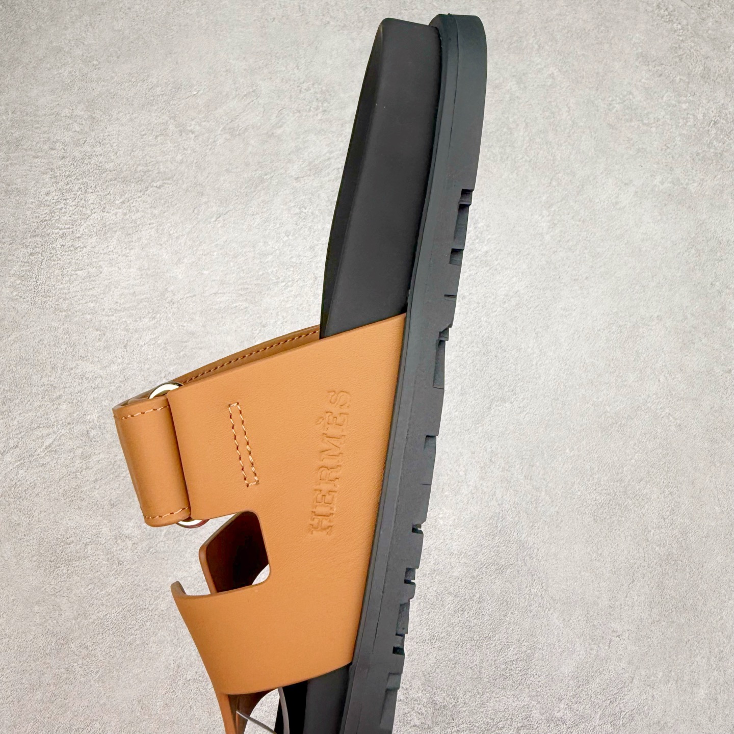 图片[7]-＃零售版 HERMES 爱马仕 Chypre 平底一字拖鞋 经典系列2025 最新经典款拖鞋 经典皮面/呢绒/牛津面 今年绝比小爆款系列 高端零售可主推款。原版一比一开发 专柜正品以发售 平台开始预售已上架，Zp 7000-10000+ 总计20个配色 首批3个配色已出货 大家放心选购 品质超赞👍 全鞋全真牛皮 私模独立开发原大底 市场独家 压花工艺 几乎接近一致 全套专柜一致包装。尺码：35 36 37 38 39 40 41 42 43 44 45 46-选品中心