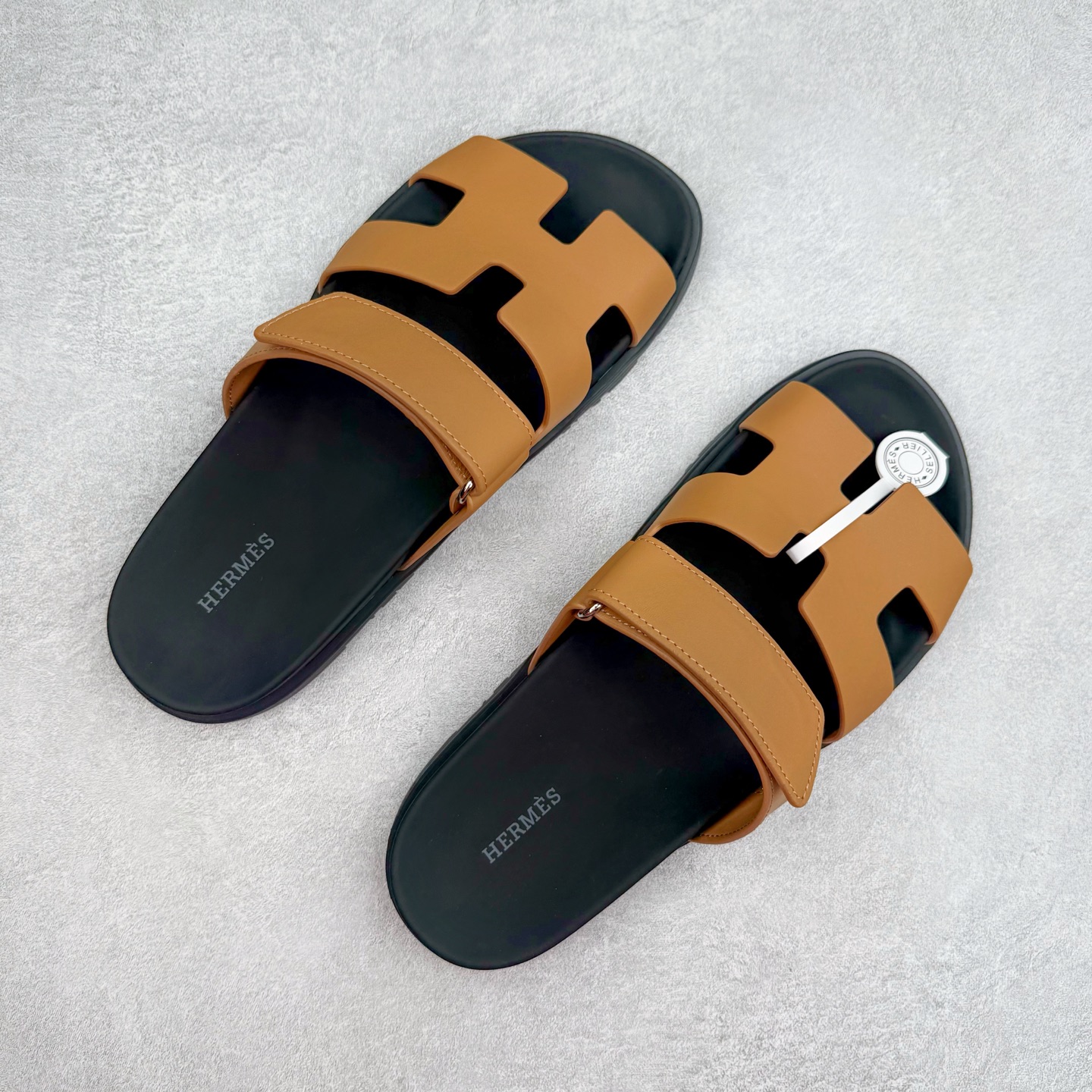 图片[3]-＃零售版 HERMES 爱马仕 Chypre 平底一字拖鞋 经典系列2025 最新经典款拖鞋 经典皮面/呢绒/牛津面 今年绝比小爆款系列 高端零售可主推款。原版一比一开发 专柜正品以发售 平台开始预售已上架，Zp 7000-10000+ 总计20个配色 首批3个配色已出货 大家放心选购 品质超赞👍 全鞋全真牛皮 私模独立开发原大底 市场独家 压花工艺 几乎接近一致 全套专柜一致包装。尺码：35 36 37 38 39 40 41 42 43 44 45 46-选品中心