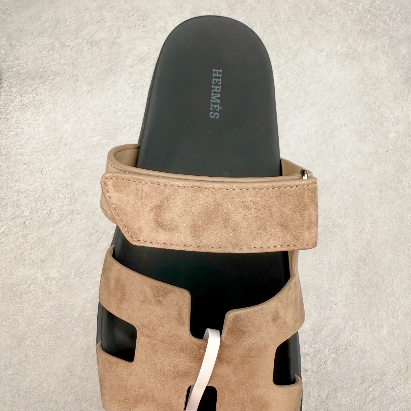 图片[5]-＃零售版 HERMES 爱马仕 Chypre 平底一字拖鞋 经典系列2025 最新经典款拖鞋 经典皮面/呢绒/牛津面 今年绝比小爆款系列 高端零售可主推款。原版一比一开发 专柜正品以发售 平台开始预售已上架，Zp 7000-10000+ 总计20个配色 首批3个配色已出货 大家放心选购 品质超赞👍 全鞋全真牛皮 私模独立开发原大底 市场独家 压花工艺 几乎接近一致 全套专柜一致包装。尺码：35 36 37 38 39 40 41 42 43 44 45 46-选品中心