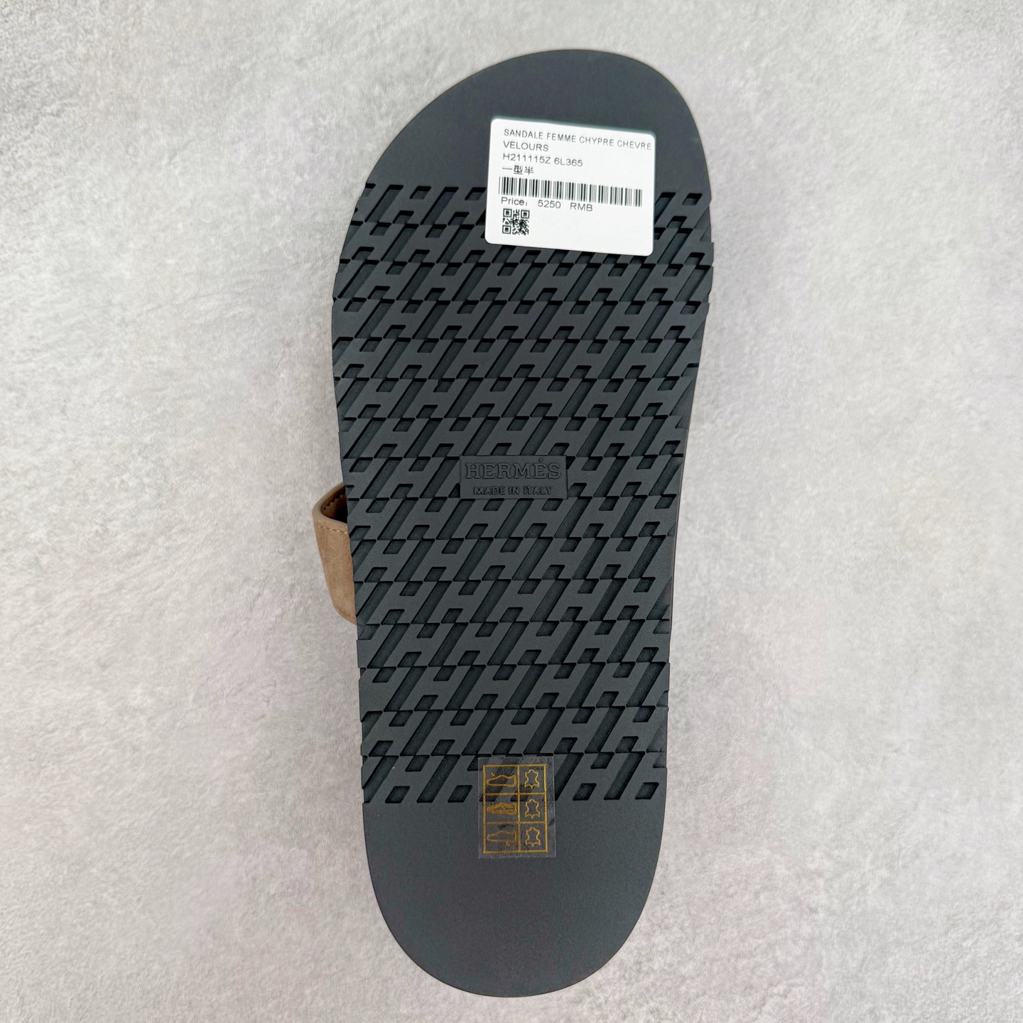 图片[9]-＃零售版 HERMES 爱马仕 Chypre 平底一字拖鞋 经典系列2025 最新经典款拖鞋 经典皮面/呢绒/牛津面 今年绝比小爆款系列 高端零售可主推款。原版一比一开发 专柜正品以发售 平台开始预售已上架，Zp 7000-10000+ 总计20个配色 首批3个配色已出货 大家放心选购 品质超赞👍 全鞋全真牛皮 私模独立开发原大底 市场独家 压花工艺 几乎接近一致 全套专柜一致包装。尺码：35 36 37 38 39 40 41 42 43 44 45 46-选品中心