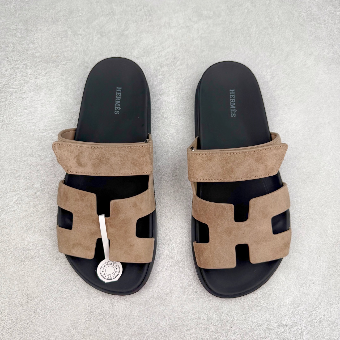 图片[2]-＃零售版 HERMES 爱马仕 Chypre 平底一字拖鞋 经典系列2025 最新经典款拖鞋 经典皮面/呢绒/牛津面 今年绝比小爆款系列 高端零售可主推款。原版一比一开发 专柜正品以发售 平台开始预售已上架，Zp 7000-10000+ 总计20个配色 首批3个配色已出货 大家放心选购 品质超赞👍 全鞋全真牛皮 私模独立开发原大底 市场独家 压花工艺 几乎接近一致 全套专柜一致包装。尺码：35 36 37 38 39 40 41 42 43 44 45 46-选品中心