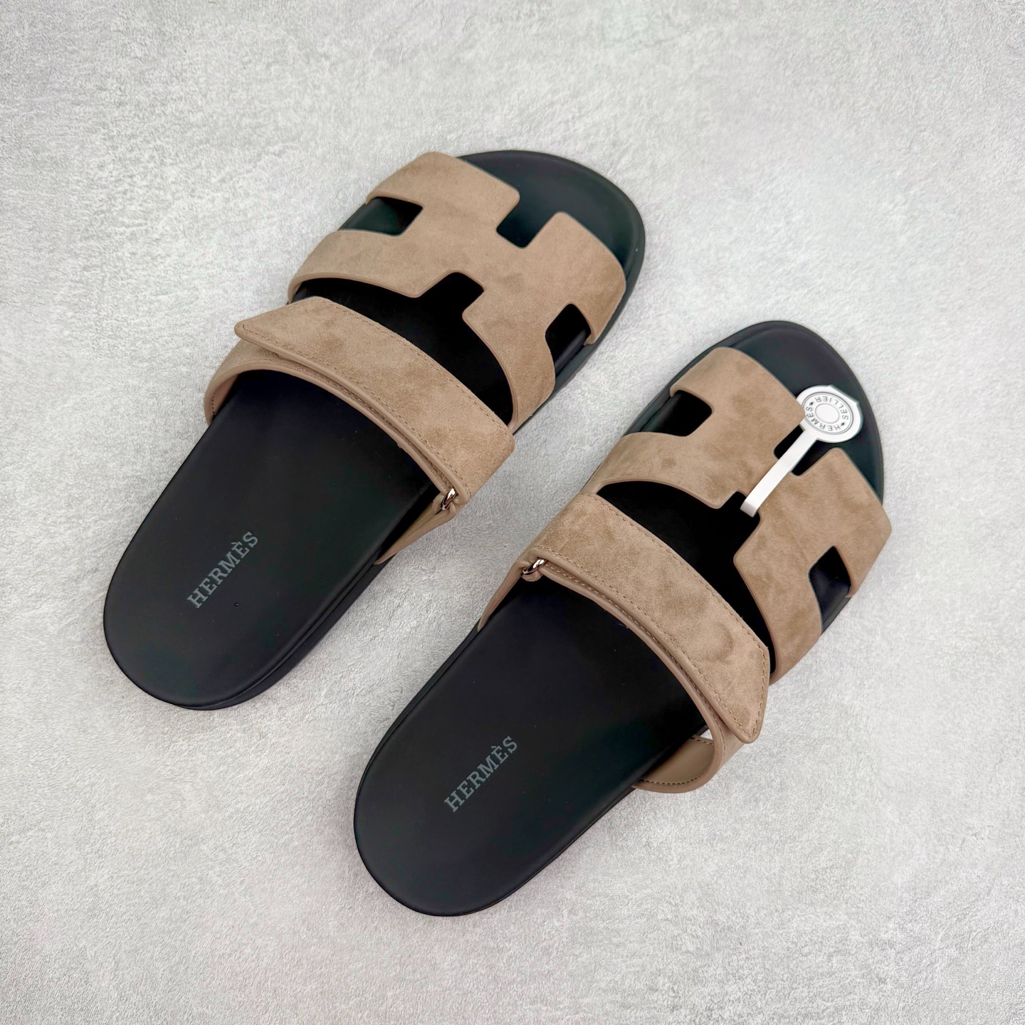 图片[3]-＃零售版 HERMES 爱马仕 Chypre 平底一字拖鞋 经典系列2025 最新经典款拖鞋 经典皮面/呢绒/牛津面 今年绝比小爆款系列 高端零售可主推款。原版一比一开发 专柜正品以发售 平台开始预售已上架，Zp 7000-10000+ 总计20个配色 首批3个配色已出货 大家放心选购 品质超赞👍 全鞋全真牛皮 私模独立开发原大底 市场独家 压花工艺 几乎接近一致 全套专柜一致包装。尺码：35 36 37 38 39 40 41 42 43 44 45 46-选品中心