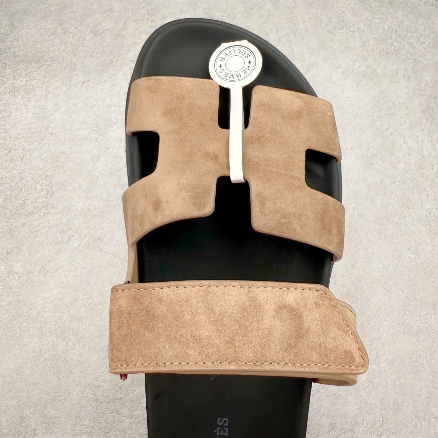 图片[4]-＃零售版 HERMES 爱马仕 Chypre 平底一字拖鞋 经典系列2025 最新经典款拖鞋 经典皮面/呢绒/牛津面 今年绝比小爆款系列 高端零售可主推款。原版一比一开发 专柜正品以发售 平台开始预售已上架，Zp 7000-10000+ 总计20个配色 首批3个配色已出货 大家放心选购 品质超赞👍 全鞋全真牛皮 私模独立开发原大底 市场独家 压花工艺 几乎接近一致 全套专柜一致包装。尺码：35 36 37 38 39 40 41 42 43 44 45 46-选品中心