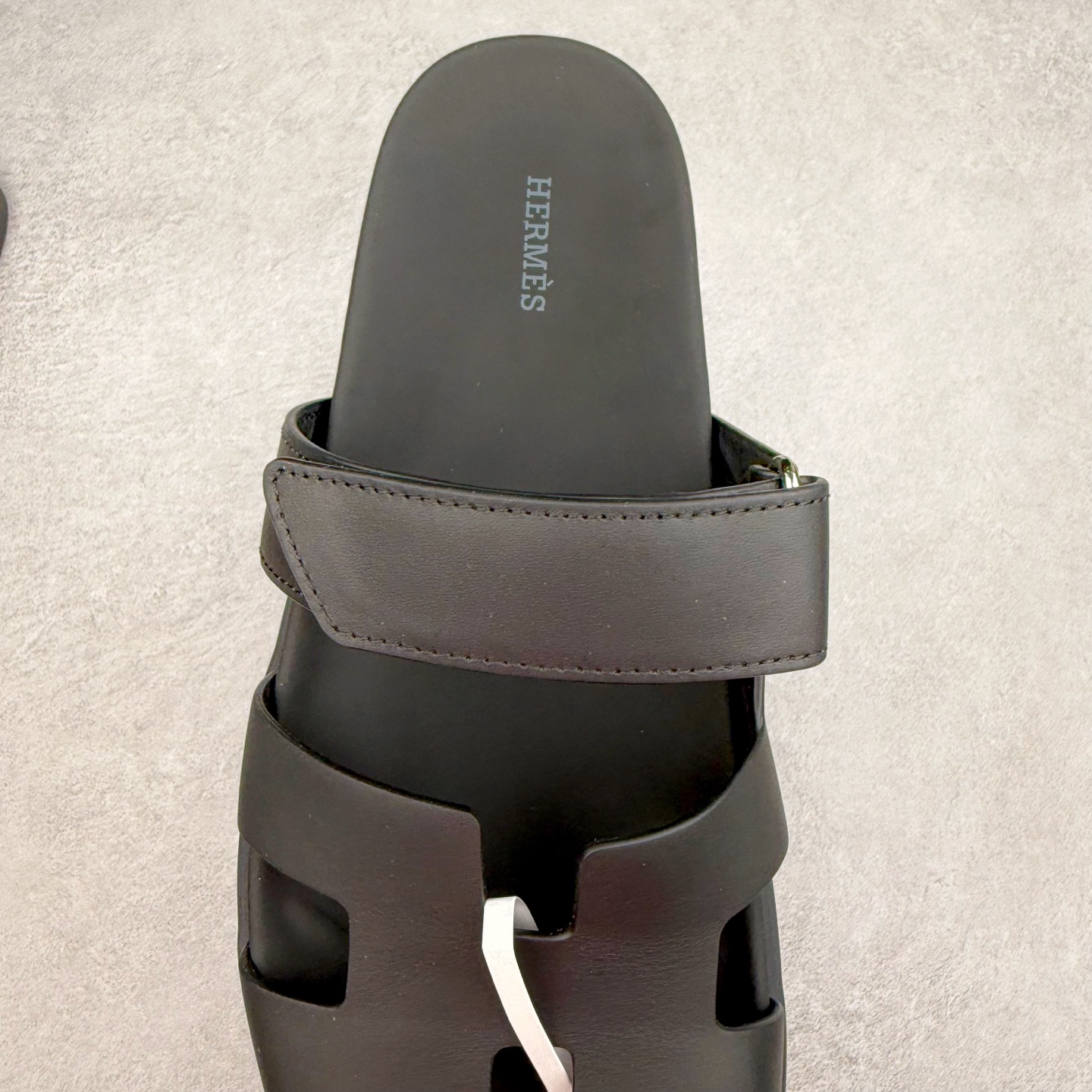 图片[5]-＃零售版 HERMES 爱马仕 Chypre 平底一字拖鞋 经典系列2025 最新经典款拖鞋 经典皮面/呢绒/牛津面 今年绝比小爆款系列 高端零售可主推款。原版一比一开发 专柜正品以发售 平台开始预售已上架，Zp 7000-10000+ 总计20个配色 首批3个配色已出货 大家放心选购 品质超赞👍 全鞋全真牛皮 私模独立开发原大底 市场独家 压花工艺 几乎接近一致 全套专柜一致包装。尺码：35 36 37 38 39 40 41 42 43 44 45 46-选品中心