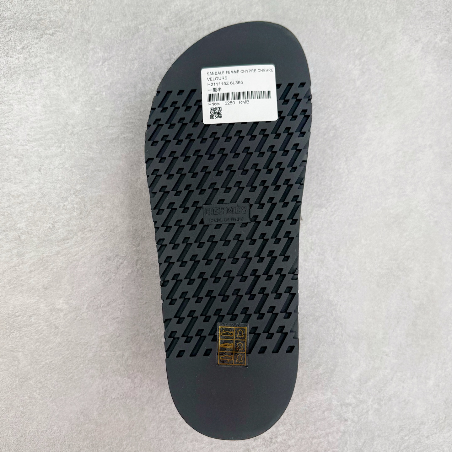图片[9]-＃零售版 HERMES 爱马仕 Chypre 平底一字拖鞋 经典系列2025 最新经典款拖鞋 经典皮面/呢绒/牛津面 今年绝比小爆款系列 高端零售可主推款。原版一比一开发 专柜正品以发售 平台开始预售已上架，Zp 7000-10000+ 总计20个配色 首批3个配色已出货 大家放心选购 品质超赞👍 全鞋全真牛皮 私模独立开发原大底 市场独家 压花工艺 几乎接近一致 全套专柜一致包装。尺码：35 36 37 38 39 40 41 42 43 44 45 46-选品中心