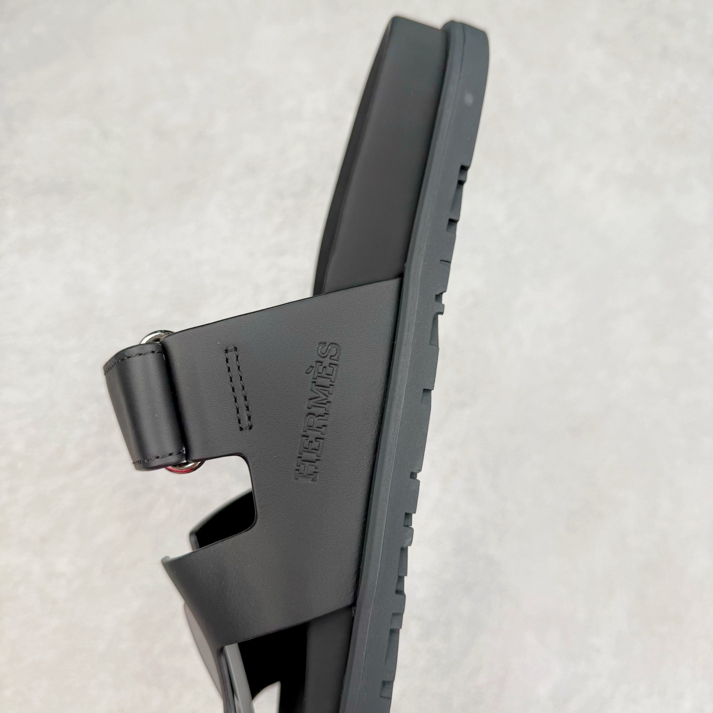 图片[7]-＃零售版 HERMES 爱马仕 Chypre 平底一字拖鞋 经典系列2025 最新经典款拖鞋 经典皮面/呢绒/牛津面 今年绝比小爆款系列 高端零售可主推款。原版一比一开发 专柜正品以发售 平台开始预售已上架，Zp 7000-10000+ 总计20个配色 首批3个配色已出货 大家放心选购 品质超赞👍 全鞋全真牛皮 私模独立开发原大底 市场独家 压花工艺 几乎接近一致 全套专柜一致包装。尺码：35 36 37 38 39 40 41 42 43 44 45 46-选品中心