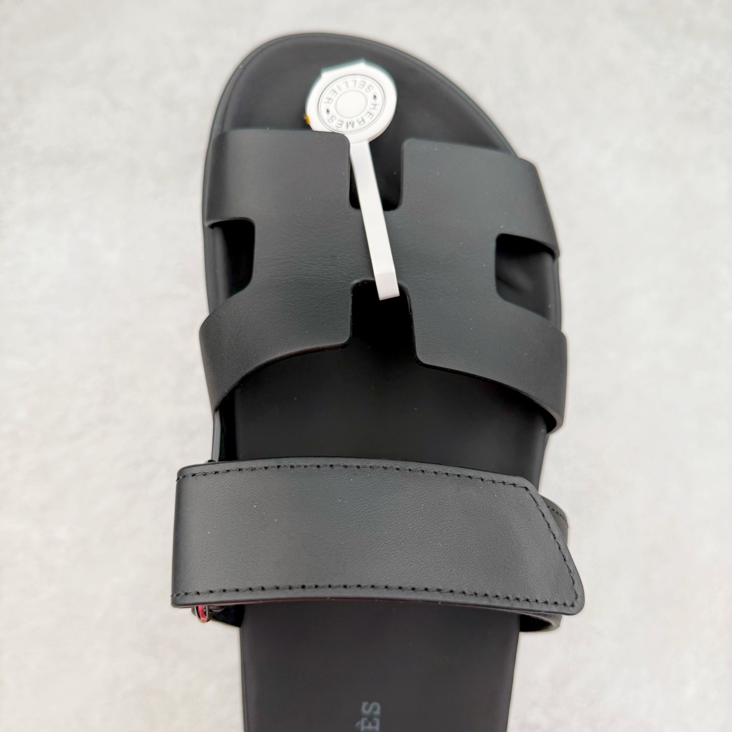 图片[4]-＃零售版 HERMES 爱马仕 Chypre 平底一字拖鞋 经典系列2025 最新经典款拖鞋 经典皮面/呢绒/牛津面 今年绝比小爆款系列 高端零售可主推款。原版一比一开发 专柜正品以发售 平台开始预售已上架，Zp 7000-10000+ 总计20个配色 首批3个配色已出货 大家放心选购 品质超赞👍 全鞋全真牛皮 私模独立开发原大底 市场独家 压花工艺 几乎接近一致 全套专柜一致包装。尺码：35 36 37 38 39 40 41 42 43 44 45 46-选品中心