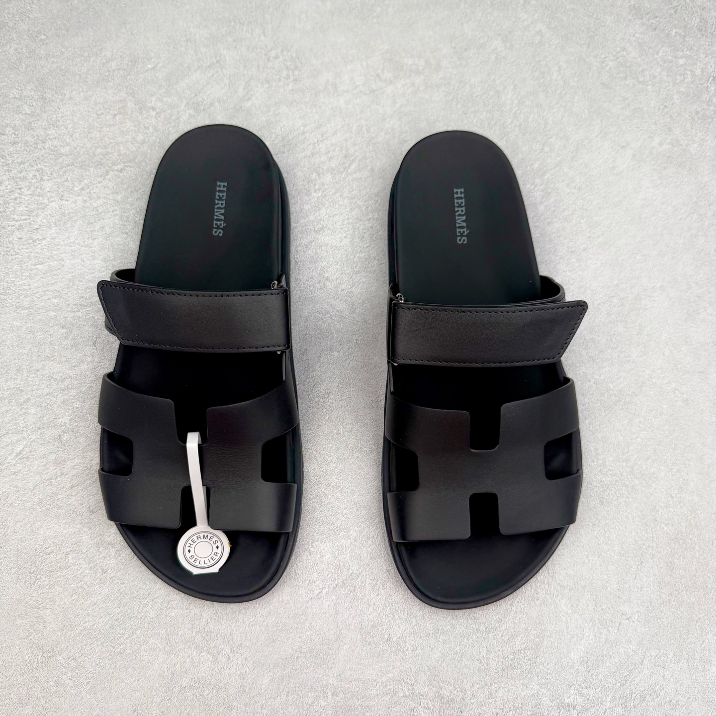 图片[2]-＃零售版 HERMES 爱马仕 Chypre 平底一字拖鞋 经典系列2025 最新经典款拖鞋 经典皮面/呢绒/牛津面 今年绝比小爆款系列 高端零售可主推款。原版一比一开发 专柜正品以发售 平台开始预售已上架，Zp 7000-10000+ 总计20个配色 首批3个配色已出货 大家放心选购 品质超赞👍 全鞋全真牛皮 私模独立开发原大底 市场独家 压花工艺 几乎接近一致 全套专柜一致包装。尺码：35 36 37 38 39 40 41 42 43 44 45 46-选品中心
