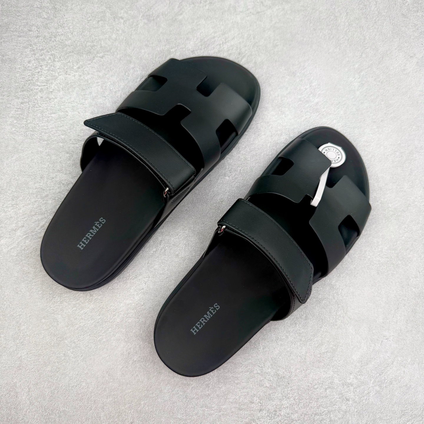 图片[3]-＃零售版 HERMES 爱马仕 Chypre 平底一字拖鞋 经典系列2025 最新经典款拖鞋 经典皮面/呢绒/牛津面 今年绝比小爆款系列 高端零售可主推款。原版一比一开发 专柜正品以发售 平台开始预售已上架，Zp 7000-10000+ 总计20个配色 首批3个配色已出货 大家放心选购 品质超赞👍 全鞋全真牛皮 私模独立开发原大底 市场独家 压花工艺 几乎接近一致 全套专柜一致包装。尺码：35 36 37 38 39 40 41 42 43 44 45 46-选品中心