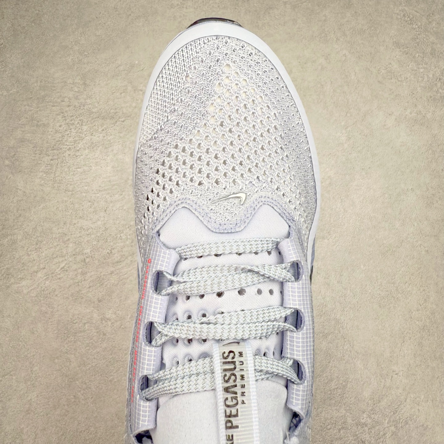 图片[4]-＃纯原 NK Pegasus Premium 飞马全掌气垫跑步运动鞋 HQ2592-004 气垫的究极进化 NIKE 2025S 新王炸 • 在特有Air科技加持下，耐克带来全新Pegasus Premium。这款跑鞋在传承耐克飞马（Pegasus）系列标志性的缓震功能的同时，将首次搭载耐克的塑型可视化Air Zoom气垫单元。• 塑型Air Zoom气垫单元贴合脚部的自然轮廓，帮助跑者在从后跟到脚趾的过渡中能够有效传递力量，带来一种前所未有的轻盈、顺畅回馈体验。中底采用ZoomX泡绵，后跟则使用ReactX泡绵，为跑者提供稳定流畅的推进感。• 塑型可视化Air Zoom气垫单元和精心配置的泡绵组合，让Pegasus Premium成为耐克飞马系列中颇具能量回馈的鞋款。• 全新Pegasus Premium不仅展示了耐克势头强劲的创新周期，证明了其特有的Air科技的强大实力，更体现了耐克倾听和服务运动员的能力。尺码：36 36.5 37.5 38 38.5 39 40 40.5 41 42 42.5 43 44 44.5 45-选品中心