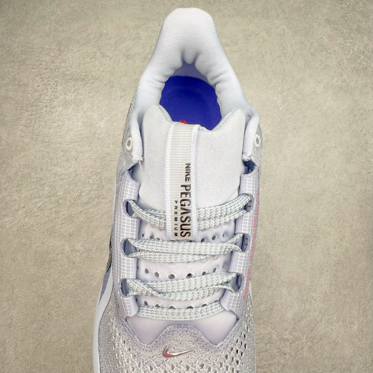 图片[5]-＃纯原 NK Pegasus Premium 飞马全掌气垫跑步运动鞋 HQ2592-004 气垫的究极进化 NIKE 2025S 新王炸 • 在特有Air科技加持下，耐克带来全新Pegasus Premium。这款跑鞋在传承耐克飞马（Pegasus）系列标志性的缓震功能的同时，将首次搭载耐克的塑型可视化Air Zoom气垫单元。• 塑型Air Zoom气垫单元贴合脚部的自然轮廓，帮助跑者在从后跟到脚趾的过渡中能够有效传递力量，带来一种前所未有的轻盈、顺畅回馈体验。中底采用ZoomX泡绵，后跟则使用ReactX泡绵，为跑者提供稳定流畅的推进感。• 塑型可视化Air Zoom气垫单元和精心配置的泡绵组合，让Pegasus Premium成为耐克飞马系列中颇具能量回馈的鞋款。• 全新Pegasus Premium不仅展示了耐克势头强劲的创新周期，证明了其特有的Air科技的强大实力，更体现了耐克倾听和服务运动员的能力。尺码：36 36.5 37.5 38 38.5 39 40 40.5 41 42 42.5 43 44 44.5 45-选品中心