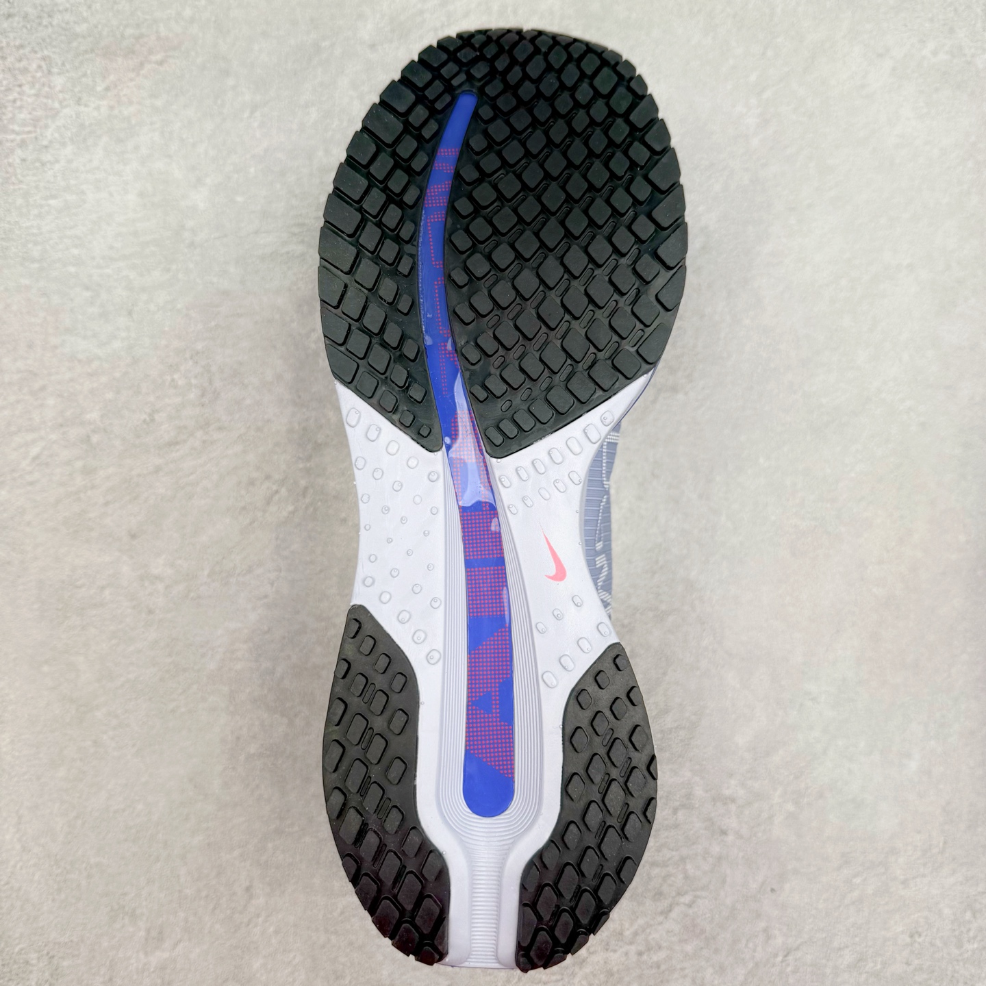 图片[9]-＃纯原 NK Pegasus Premium 飞马全掌气垫跑步运动鞋 HQ2592-004 气垫的究极进化 NIKE 2025S 新王炸 • 在特有Air科技加持下，耐克带来全新Pegasus Premium。这款跑鞋在传承耐克飞马（Pegasus）系列标志性的缓震功能的同时，将首次搭载耐克的塑型可视化Air Zoom气垫单元。• 塑型Air Zoom气垫单元贴合脚部的自然轮廓，帮助跑者在从后跟到脚趾的过渡中能够有效传递力量，带来一种前所未有的轻盈、顺畅回馈体验。中底采用ZoomX泡绵，后跟则使用ReactX泡绵，为跑者提供稳定流畅的推进感。• 塑型可视化Air Zoom气垫单元和精心配置的泡绵组合，让Pegasus Premium成为耐克飞马系列中颇具能量回馈的鞋款。• 全新Pegasus Premium不仅展示了耐克势头强劲的创新周期，证明了其特有的Air科技的强大实力，更体现了耐克倾听和服务运动员的能力。尺码：36 36.5 37.5 38 38.5 39 40 40.5 41 42 42.5 43 44 44.5 45-选品中心