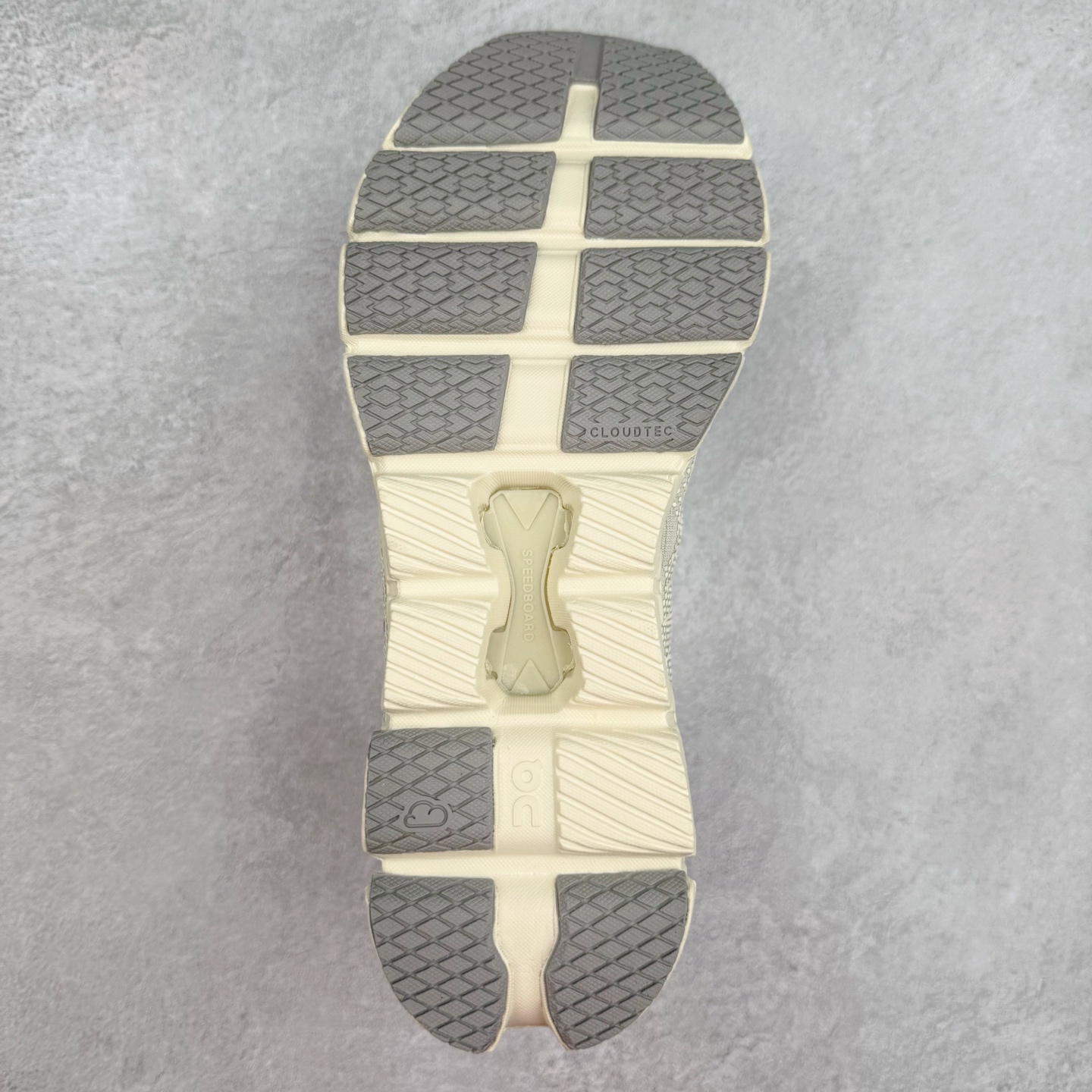 图片[9]-On Cloud X Z5 昂跑减震生活休闲鞋 此运动品牌 开创于2010年 缓震着陆、强效回弹、轻柔质感的设计构思始终是ON研制关键 与此同时基于“为全球提供革新性的跑步感受”信念 陆续推出了多款跑鞋及其以专业运动人体跑步工程学为设计关键的功能性跑步服饰设备 让跑者不费力气地畅快畅跑 尺码：36 36.5 37.5 38 38.5 39 40 40.5 41 42 42.5 43 44 44.5 45-选品中心