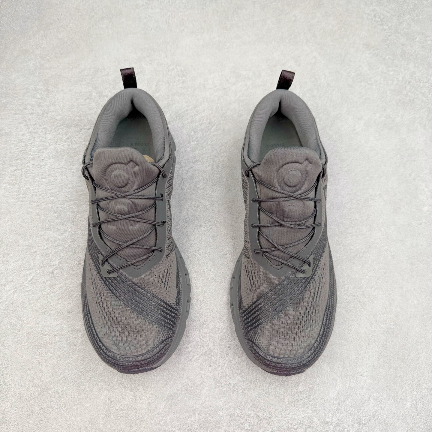 图片[2]-On Cloud X Z5 昂跑减震生活休闲鞋 此运动品牌 开创于2010年 缓震着陆、强效回弹、轻柔质感的设计构思始终是ON研制关键 与此同时基于“为全球提供革新性的跑步感受”信念 陆续推出了多款跑鞋及其以专业运动人体跑步工程学为设计关键的功能性跑步服饰设备 让跑者不费力气地畅快畅跑 尺码：36 36.5 37.5 38 38.5 39 40 40.5 41 42 42.5 43 44 44.5 45-选品中心