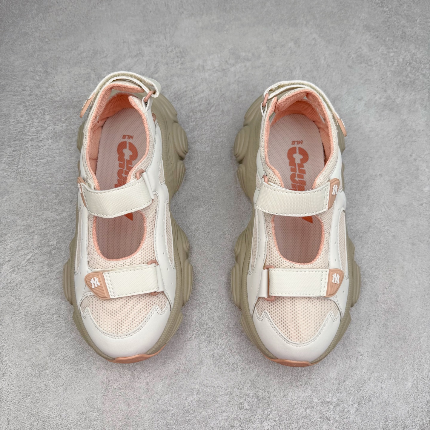 图片[2]-MLB 纽约洋基队 NY 百搭舒适耐磨溯溪鞋 MLB是韩国F&F旗下潮流服装品牌，拥有150年历史的经典传统，是街头文化和国际生活方式的领导者。MLB拥有包括男装、女装、童装、配饰在内的全品类服饰，提供覆盖各性别、各年龄层、From Head to Toe的穿搭装备。其产品结合了韩国的时尚造型与质感，展现了运动服饰也可以兼具时尚潮流的风格。在产品设计上，MLB不仅融合了美国职业棒球大联盟的各当家球队，更结合了棒球运动中的各个元素。实拍调校N版已经零色差零失真 百分百还原实物色彩所见即所得 不存在货不对板色差等低级问题 选购参考实物拍摄 不混卖不参货 只用心做好货严格选品 承诺混一赔十 尺码：36 36.5 37.5 38 38.5 39 40 40.5 41 42 42.5 43 44 44.5 45-选品中心