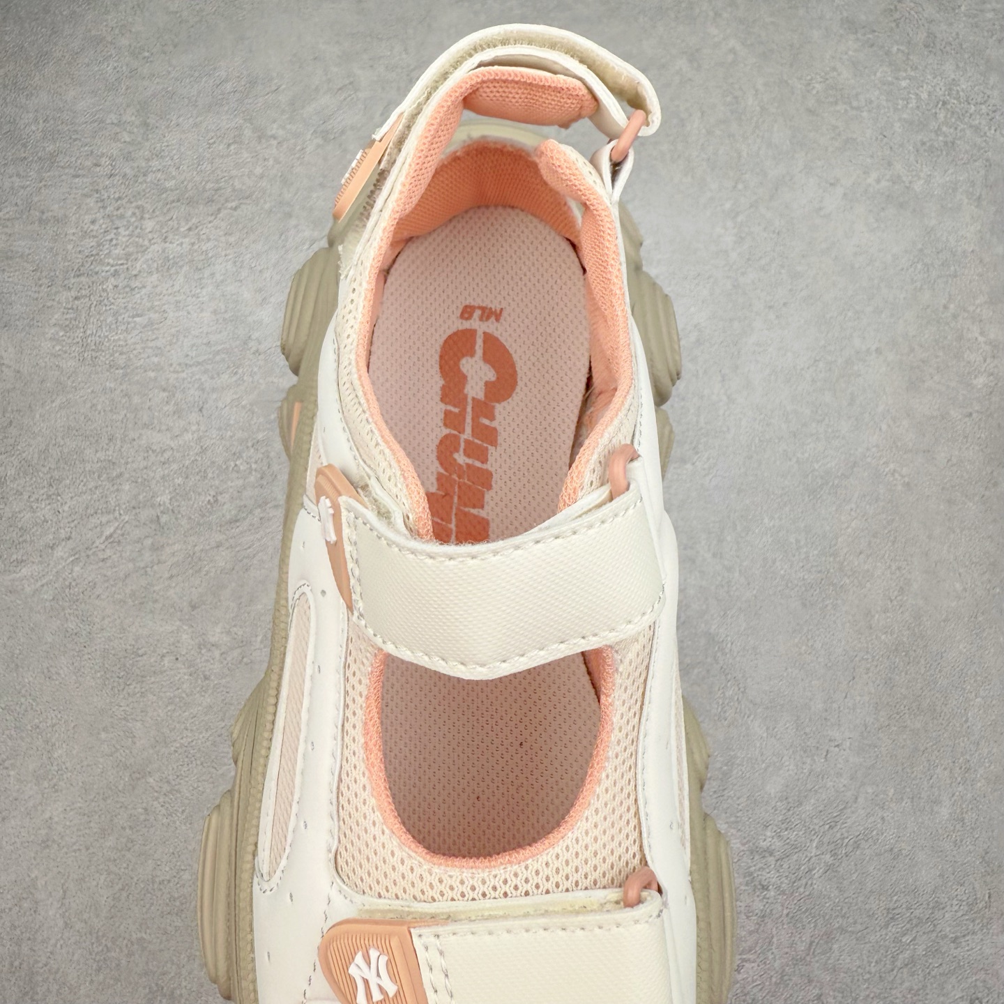 图片[5]-MLB 纽约洋基队 NY 百搭舒适耐磨溯溪鞋 MLB是韩国F&F旗下潮流服装品牌，拥有150年历史的经典传统，是街头文化和国际生活方式的领导者。MLB拥有包括男装、女装、童装、配饰在内的全品类服饰，提供覆盖各性别、各年龄层、From Head to Toe的穿搭装备。其产品结合了韩国的时尚造型与质感，展现了运动服饰也可以兼具时尚潮流的风格。在产品设计上，MLB不仅融合了美国职业棒球大联盟的各当家球队，更结合了棒球运动中的各个元素。实拍调校N版已经零色差零失真 百分百还原实物色彩所见即所得 不存在货不对板色差等低级问题 选购参考实物拍摄 不混卖不参货 只用心做好货严格选品 承诺混一赔十 尺码：36 36.5 37.5 38 38.5 39 40 40.5 41 42 42.5 43 44 44.5 45-选品中心