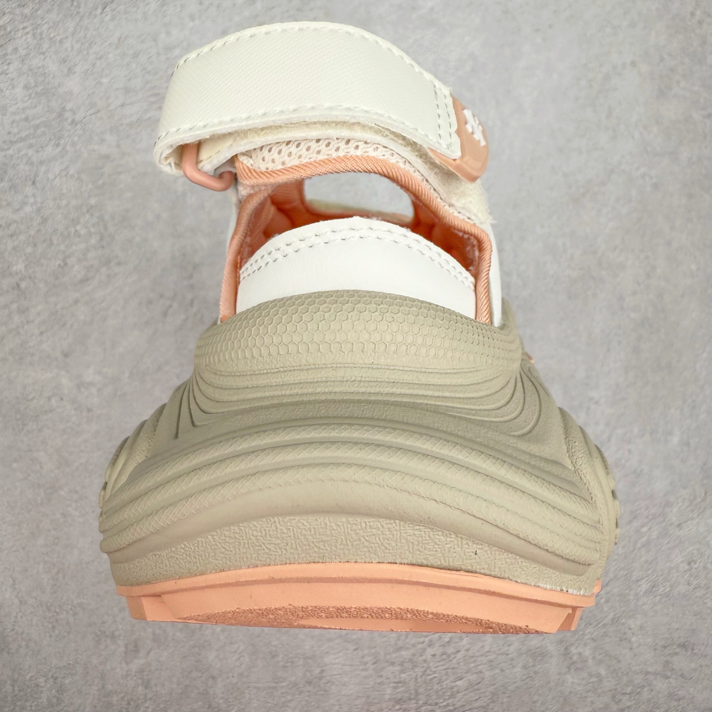 图片[8]-MLB 纽约洋基队 NY 百搭舒适耐磨溯溪鞋 MLB是韩国F&F旗下潮流服装品牌，拥有150年历史的经典传统，是街头文化和国际生活方式的领导者。MLB拥有包括男装、女装、童装、配饰在内的全品类服饰，提供覆盖各性别、各年龄层、From Head to Toe的穿搭装备。其产品结合了韩国的时尚造型与质感，展现了运动服饰也可以兼具时尚潮流的风格。在产品设计上，MLB不仅融合了美国职业棒球大联盟的各当家球队，更结合了棒球运动中的各个元素。实拍调校N版已经零色差零失真 百分百还原实物色彩所见即所得 不存在货不对板色差等低级问题 选购参考实物拍摄 不混卖不参货 只用心做好货严格选品 承诺混一赔十 尺码：36 36.5 37.5 38 38.5 39 40 40.5 41 42 42.5 43 44 44.5 45-选品中心