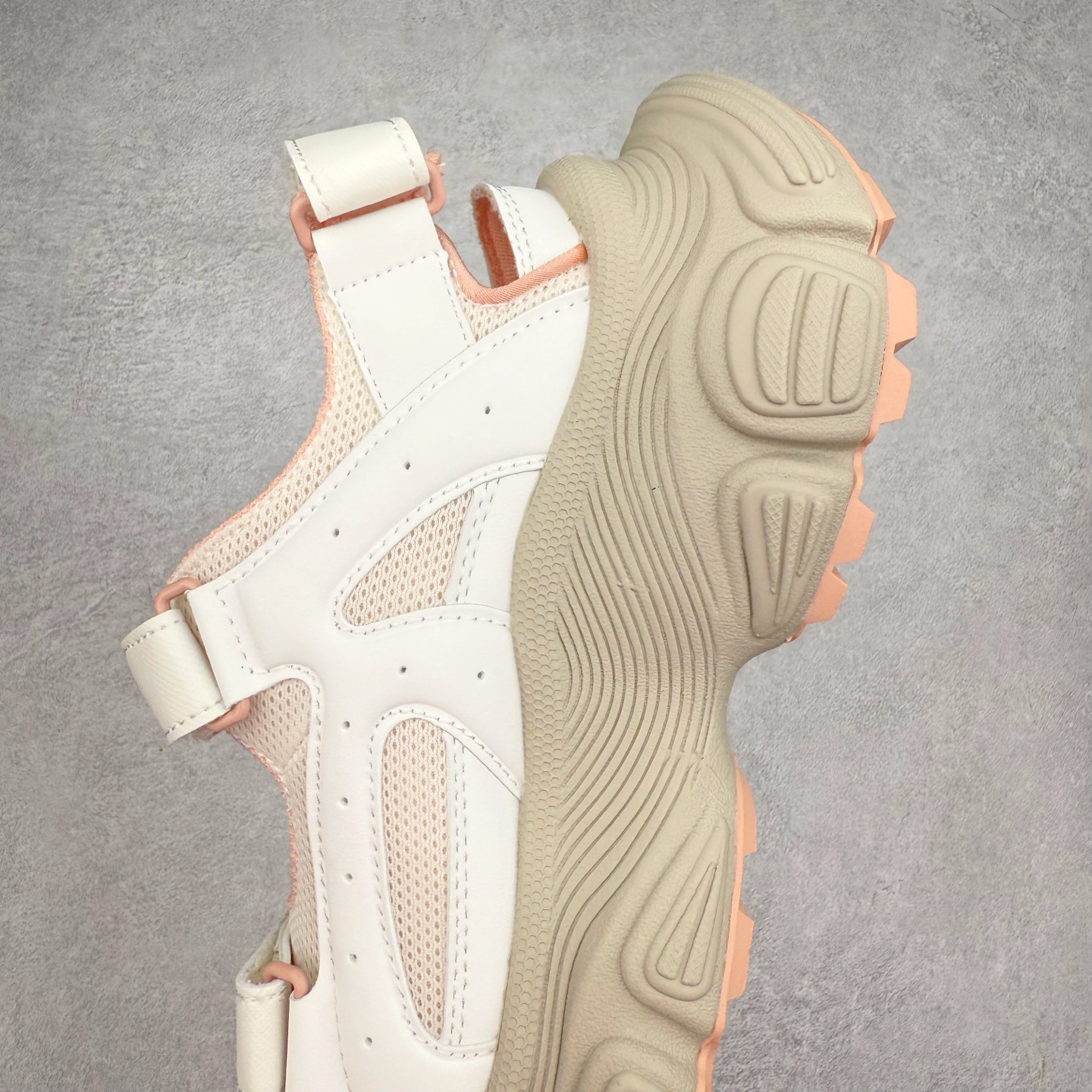 图片[7]-MLB 纽约洋基队 NY 百搭舒适耐磨溯溪鞋 MLB是韩国F&F旗下潮流服装品牌，拥有150年历史的经典传统，是街头文化和国际生活方式的领导者。MLB拥有包括男装、女装、童装、配饰在内的全品类服饰，提供覆盖各性别、各年龄层、From Head to Toe的穿搭装备。其产品结合了韩国的时尚造型与质感，展现了运动服饰也可以兼具时尚潮流的风格。在产品设计上，MLB不仅融合了美国职业棒球大联盟的各当家球队，更结合了棒球运动中的各个元素。实拍调校N版已经零色差零失真 百分百还原实物色彩所见即所得 不存在货不对板色差等低级问题 选购参考实物拍摄 不混卖不参货 只用心做好货严格选品 承诺混一赔十 尺码：36 36.5 37.5 38 38.5 39 40 40.5 41 42 42.5 43 44 44.5 45-选品中心