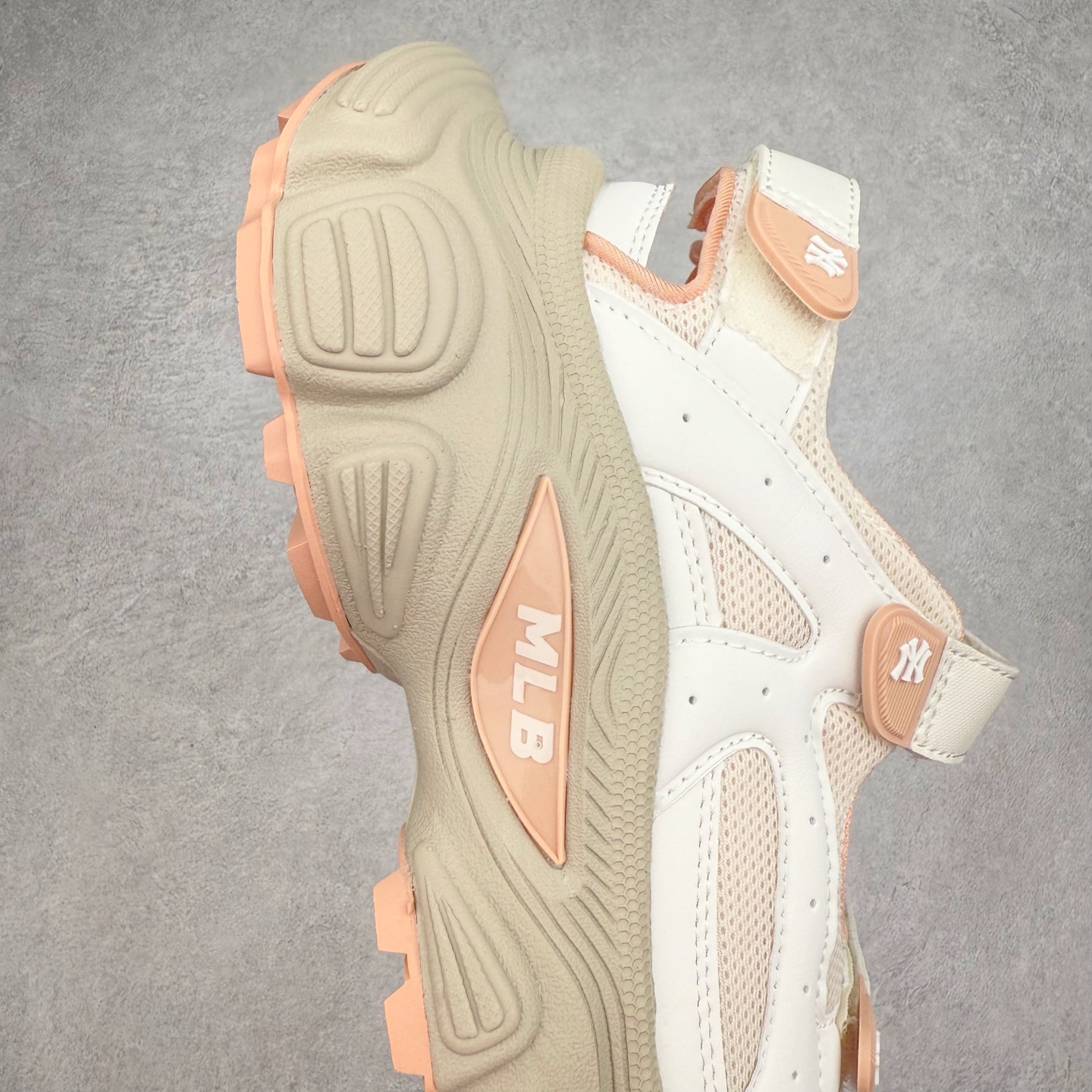 图片[6]-MLB 纽约洋基队 NY 百搭舒适耐磨溯溪鞋 MLB是韩国F&F旗下潮流服装品牌，拥有150年历史的经典传统，是街头文化和国际生活方式的领导者。MLB拥有包括男装、女装、童装、配饰在内的全品类服饰，提供覆盖各性别、各年龄层、From Head to Toe的穿搭装备。其产品结合了韩国的时尚造型与质感，展现了运动服饰也可以兼具时尚潮流的风格。在产品设计上，MLB不仅融合了美国职业棒球大联盟的各当家球队，更结合了棒球运动中的各个元素。实拍调校N版已经零色差零失真 百分百还原实物色彩所见即所得 不存在货不对板色差等低级问题 选购参考实物拍摄 不混卖不参货 只用心做好货严格选品 承诺混一赔十 尺码：36 36.5 37.5 38 38.5 39 40 40.5 41 42 42.5 43 44 44.5 45-选品中心