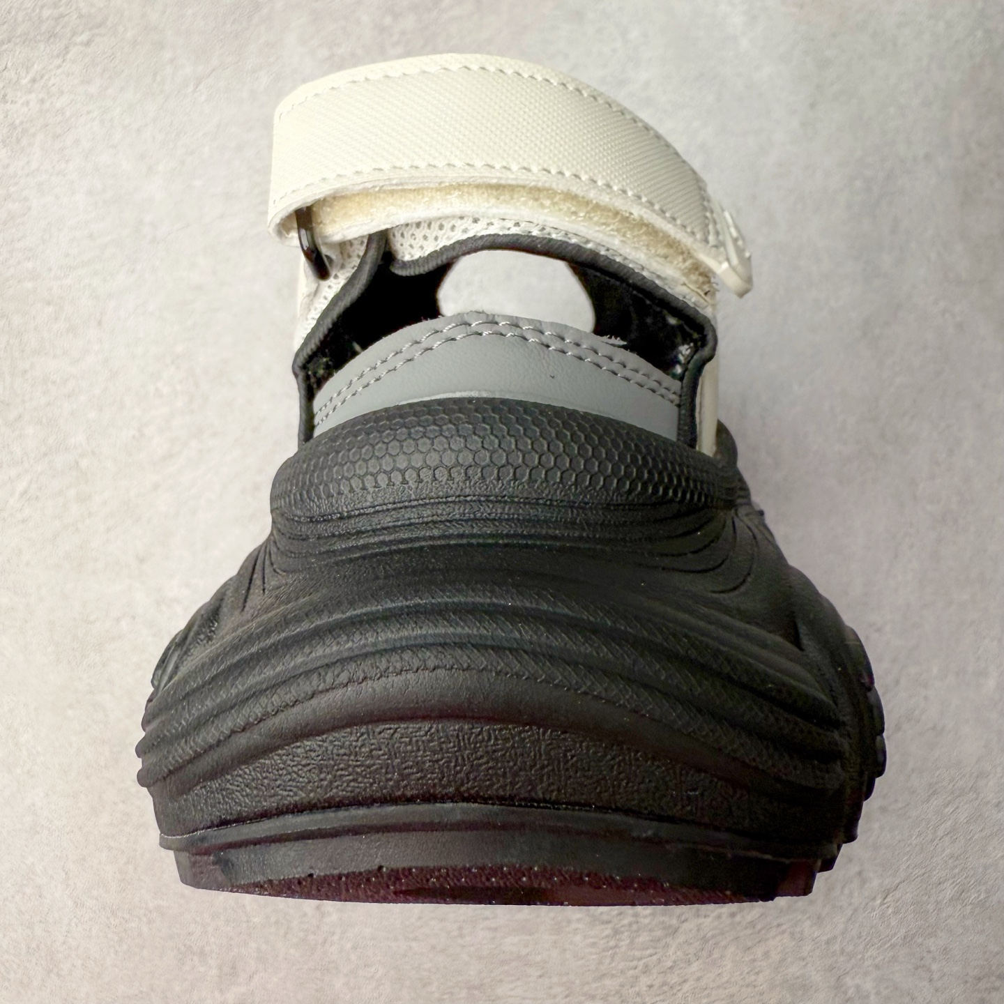 图片[8]-MLB 纽约洋基队 NY 百搭舒适耐磨溯溪鞋 MLB是韩国F&F旗下潮流服装品牌，拥有150年历史的经典传统，是街头文化和国际生活方式的领导者。MLB拥有包括男装、女装、童装、配饰在内的全品类服饰，提供覆盖各性别、各年龄层、From Head to Toe的穿搭装备。其产品结合了韩国的时尚造型与质感，展现了运动服饰也可以兼具时尚潮流的风格。在产品设计上，MLB不仅融合了美国职业棒球大联盟的各当家球队，更结合了棒球运动中的各个元素。实拍调校N版已经零色差零失真 百分百还原实物色彩所见即所得 不存在货不对板色差等低级问题 选购参考实物拍摄 不混卖不参货 只用心做好货严格选品 承诺混一赔十 尺码：36 36.5 37.5 38 38.5 39 40 40.5 41 42 42.5 43 44 44.5 45-选品中心